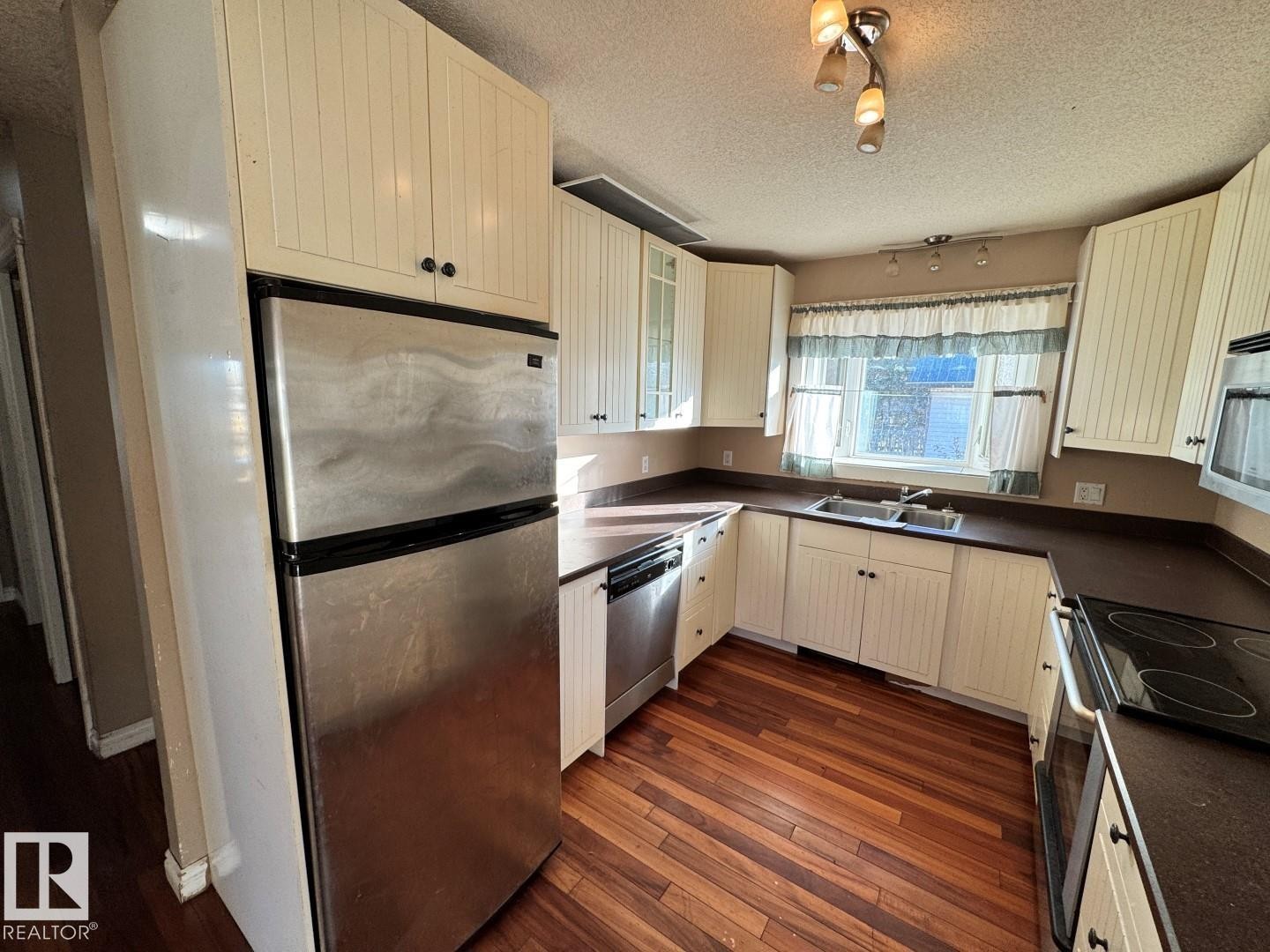 5209 51 Street, Andrew, AB - Indoor Photo Showing Kitchen With Double Sink