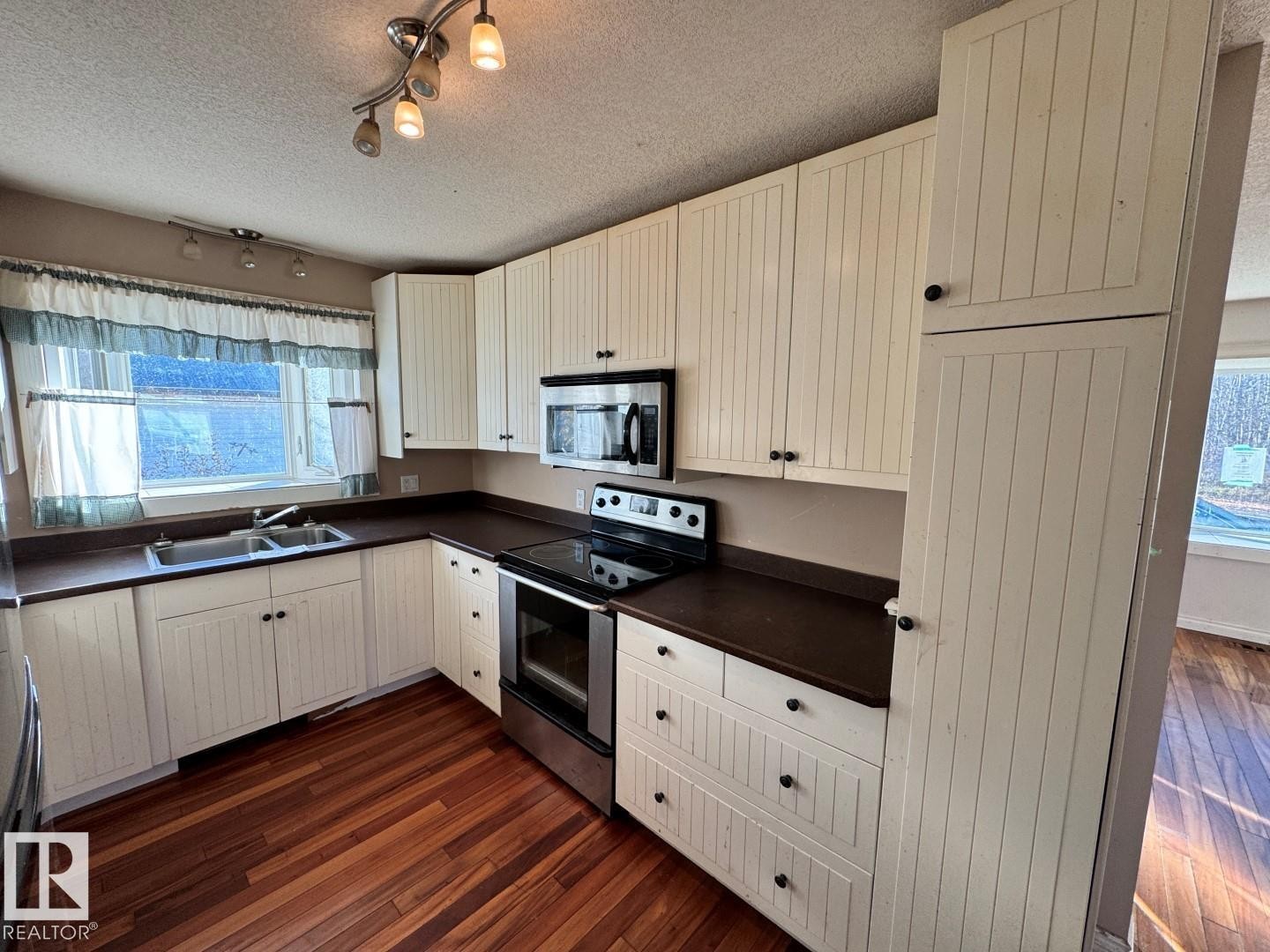 5209 51 Street, Andrew, AB - Indoor Photo Showing Kitchen With Double Sink