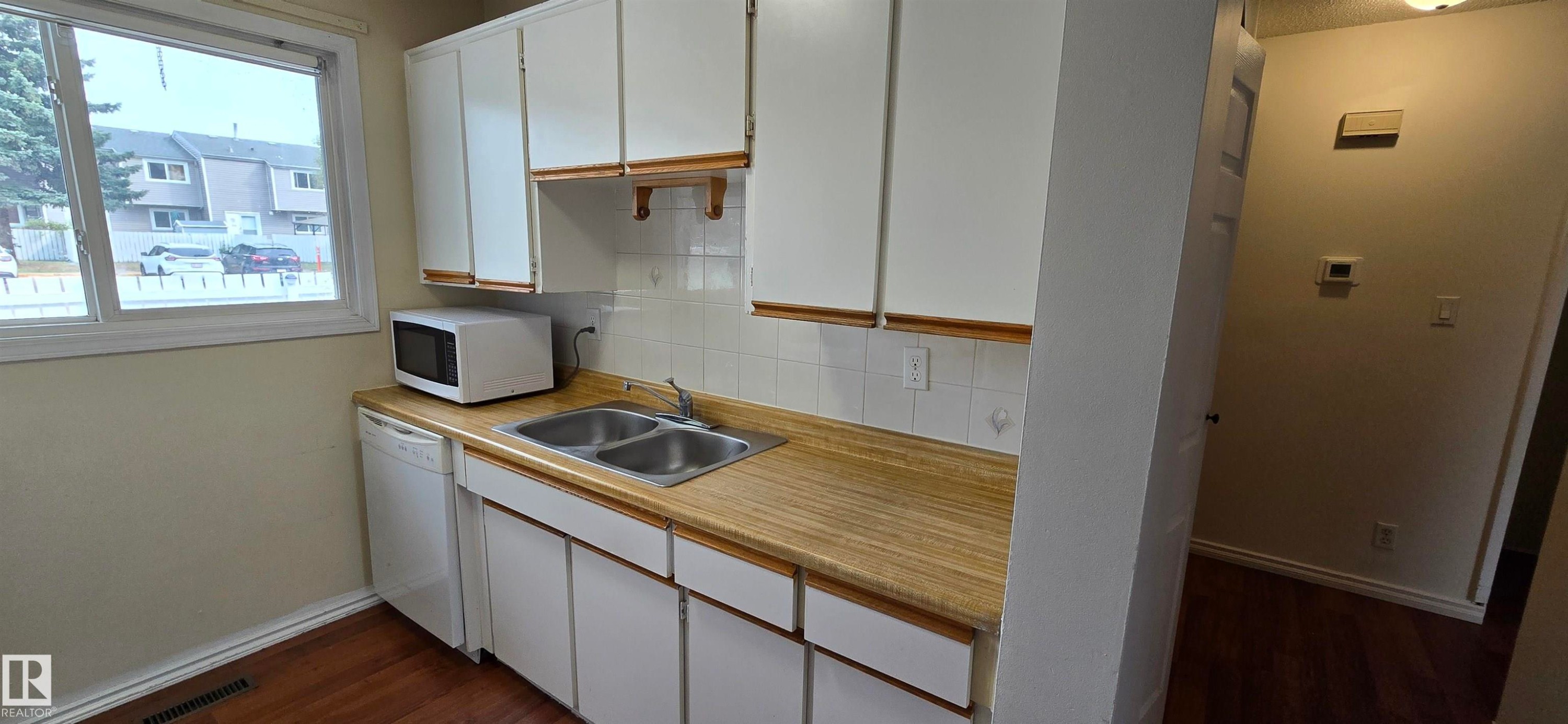 321 Northgate Terrace, Edmonton, AB - Indoor Photo Showing Kitchen With Double Sink