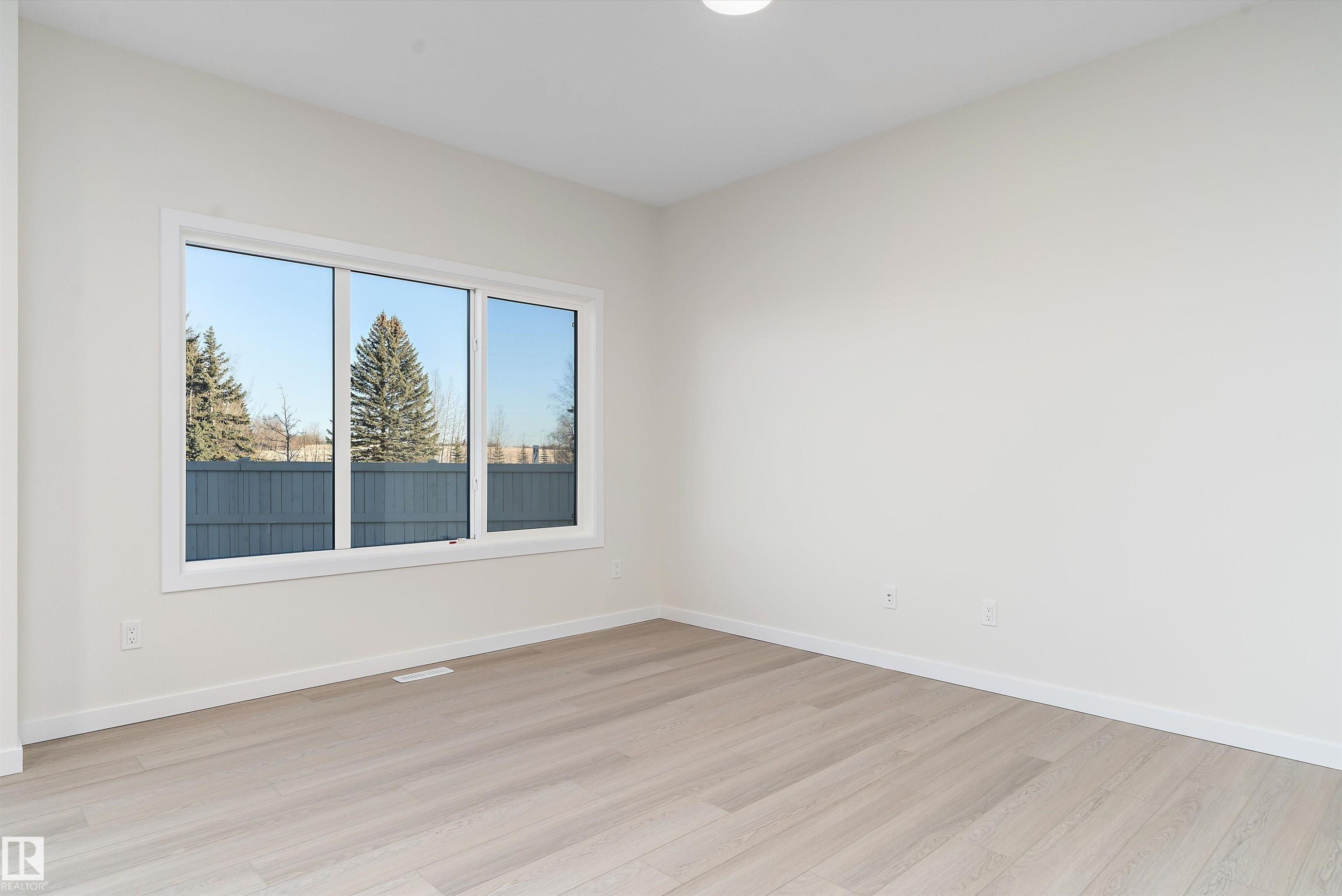 Spare room featuring baseboards and light wood finished floors - 823 Rowan Close, Edmonton, AB - Indoor Photo Showing Other Room