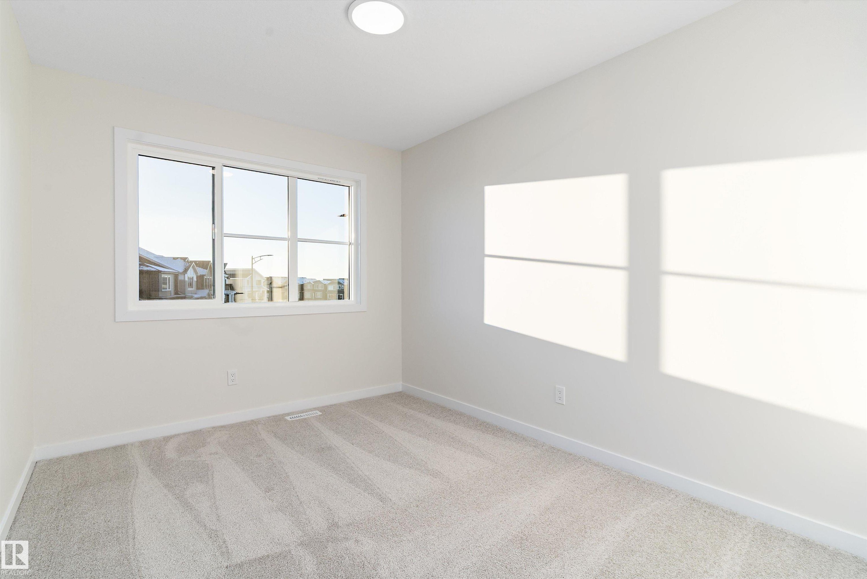 Unfurnished room with baseboards and carpet flooring - 823 Rowan Close, Edmonton, AB - Indoor Photo Showing Other Room