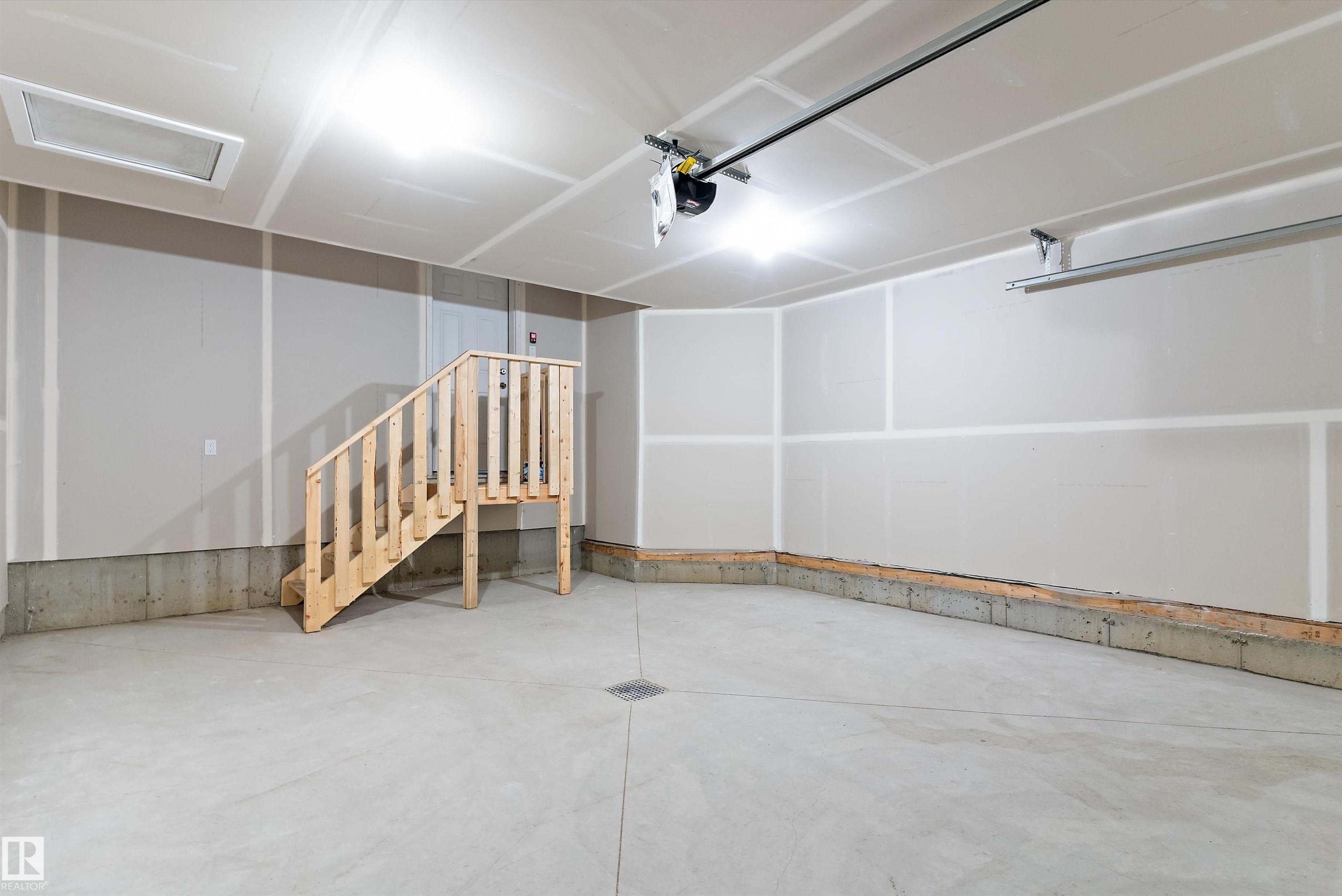 Garage with a garage door opener - 823 Rowan Close, Edmonton, AB - Indoor