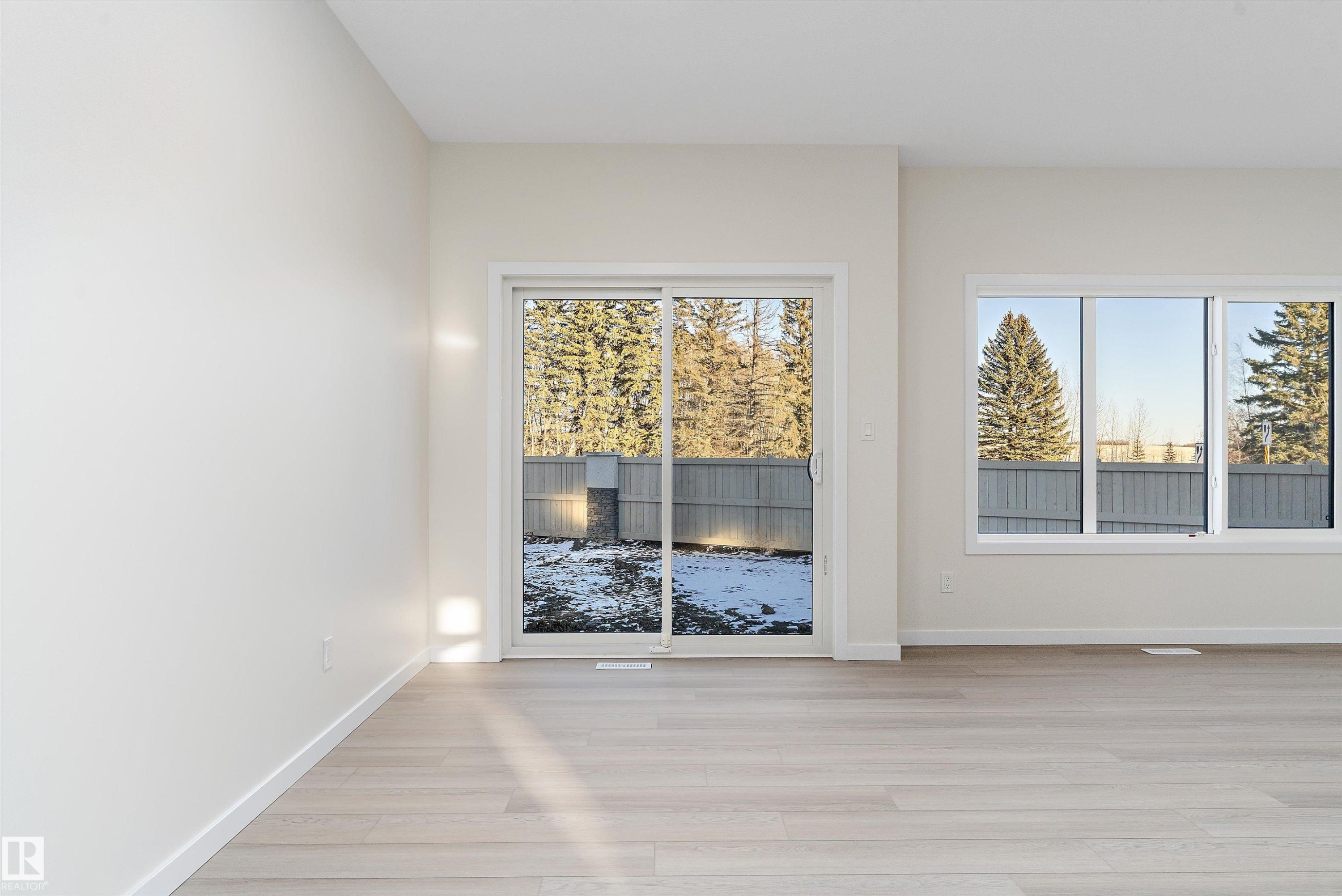 Empty room with light wood-style flooring and healthy amount of natural light - 823 Rowan Close, Edmonton, AB - Indoor Photo Showing Other Room