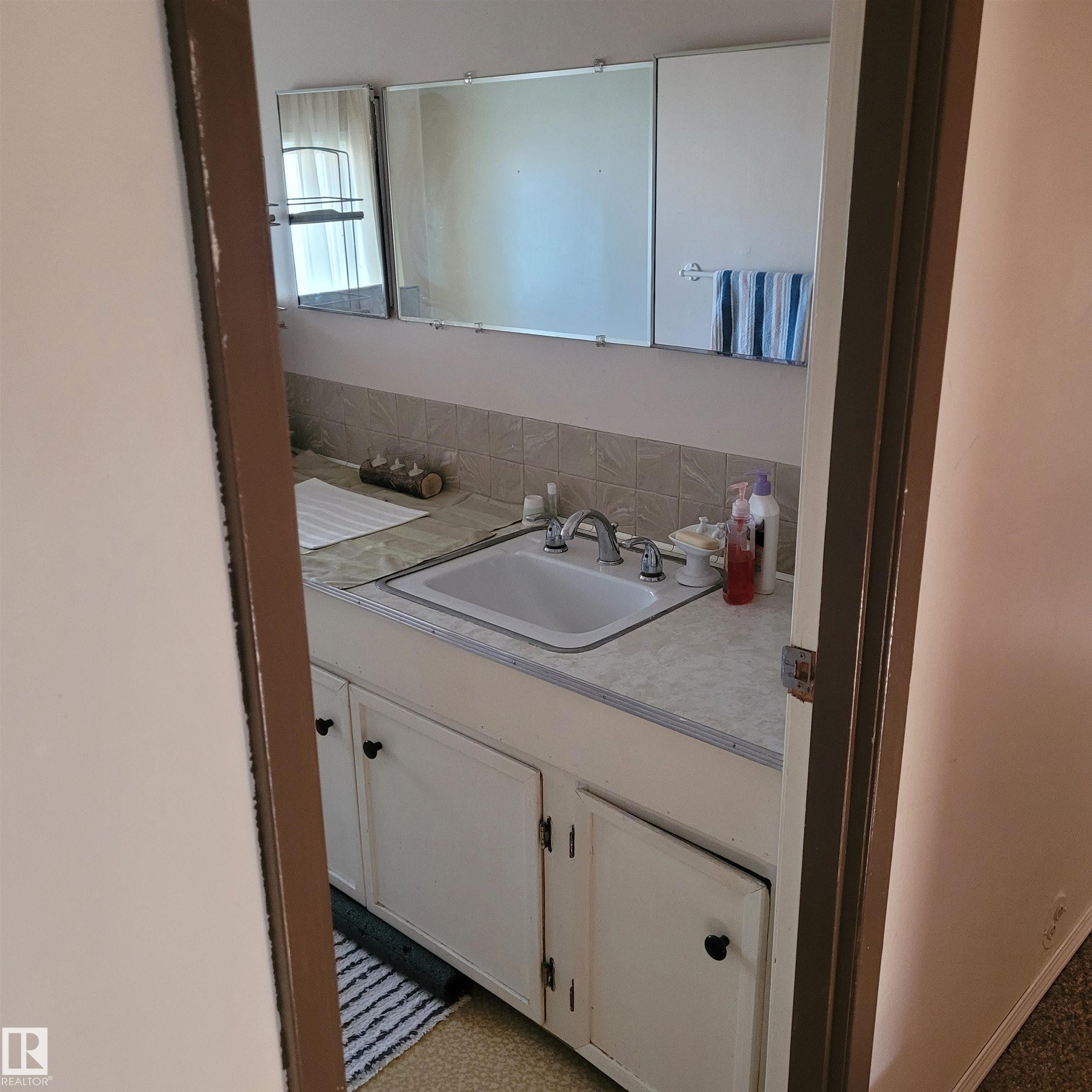 11212 134 Avenue, Edmonton, AB - Indoor Photo Showing Bathroom