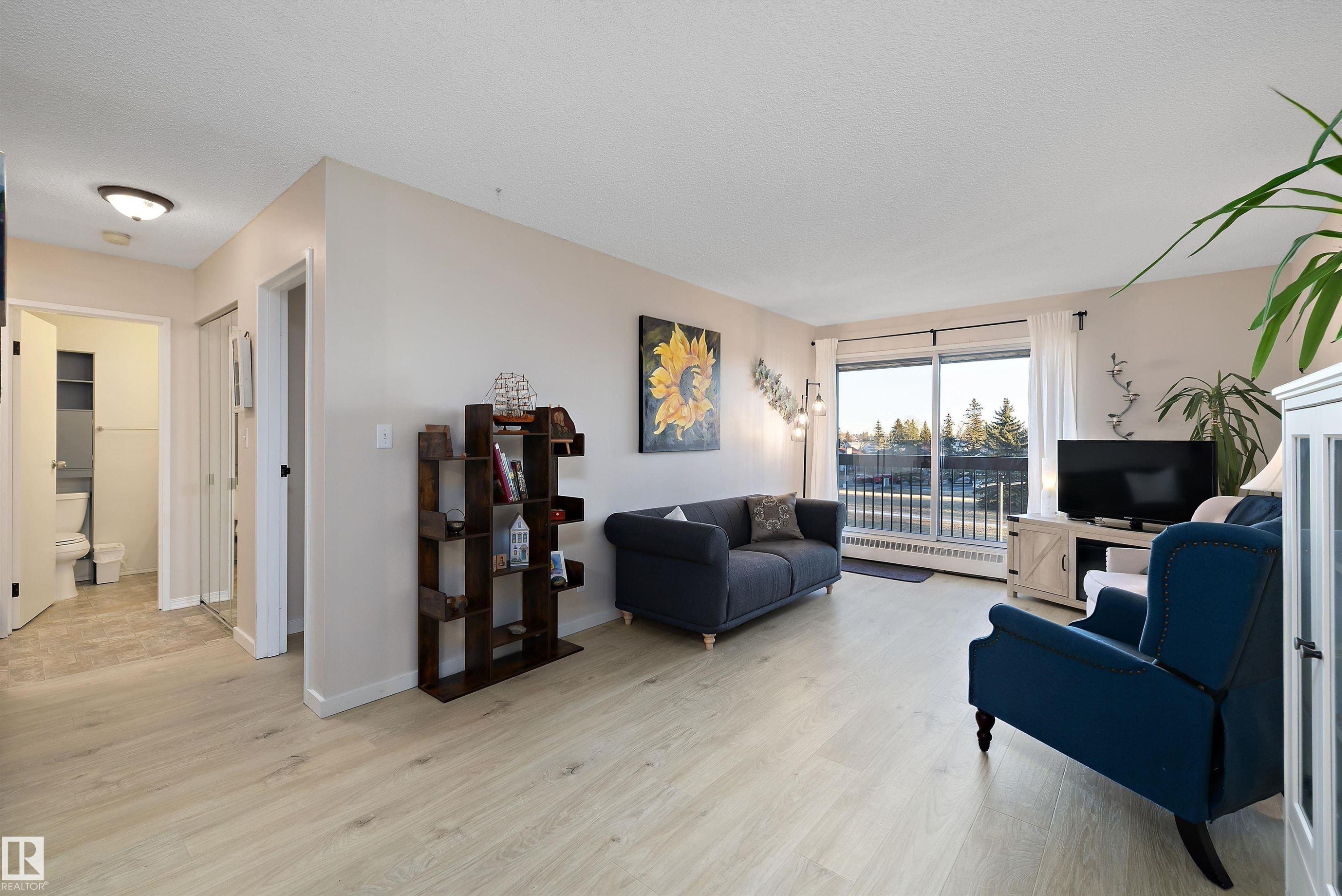 411 10511 19 Av, Edmonton, AB - Indoor Photo Showing Living Room