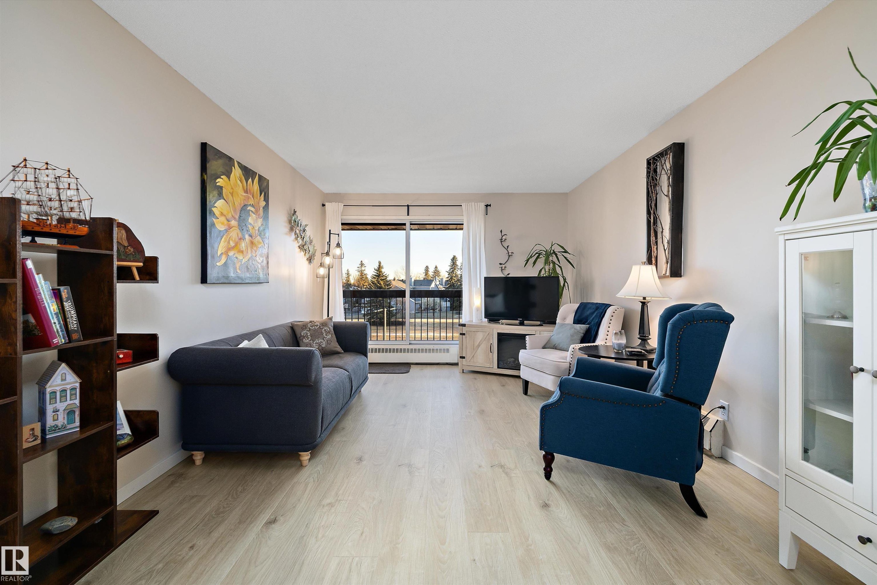 411 10511 19 Av, Edmonton, AB - Indoor Photo Showing Living Room