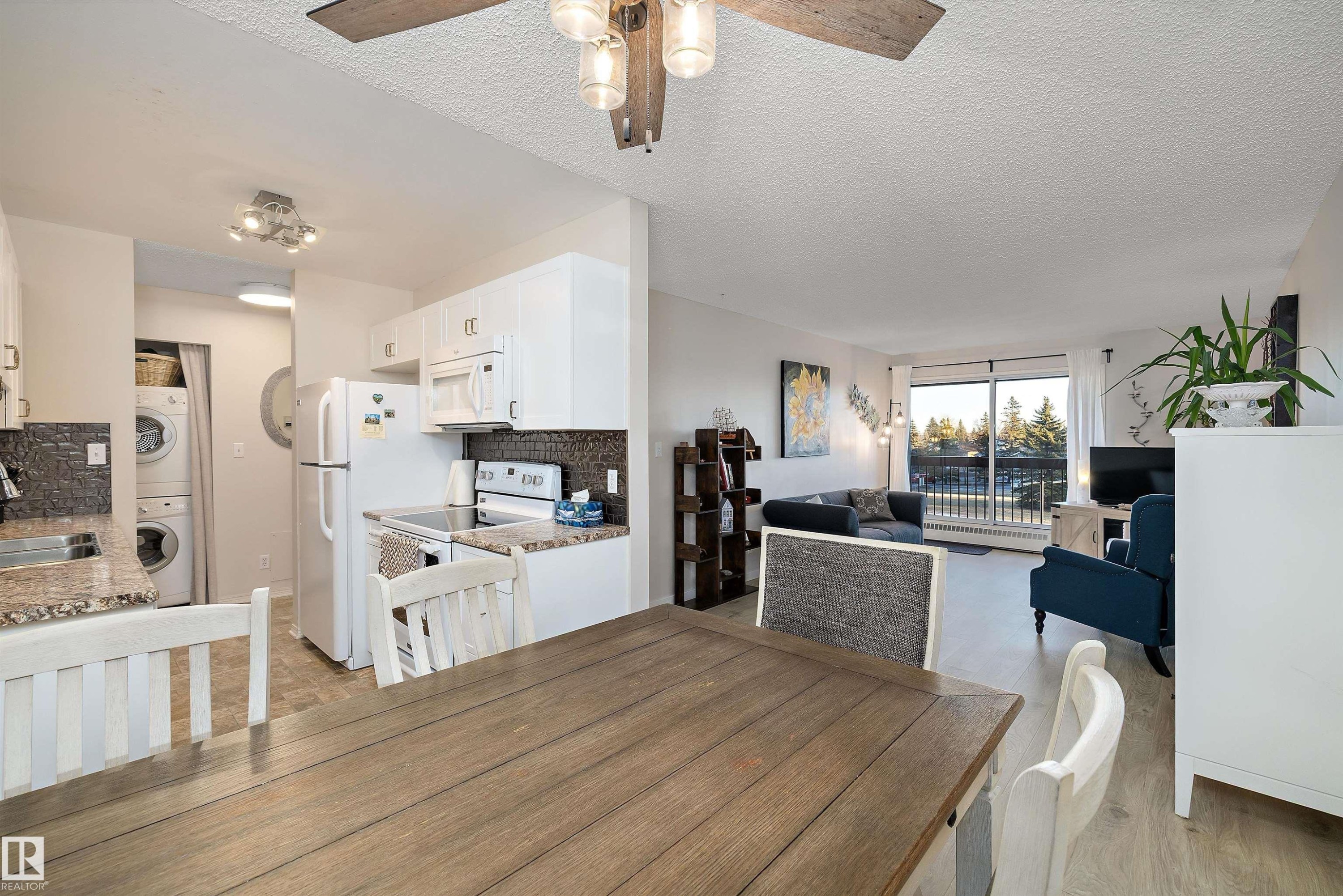 411 10511 19 Av, Edmonton, AB - Indoor Photo Showing Kitchen