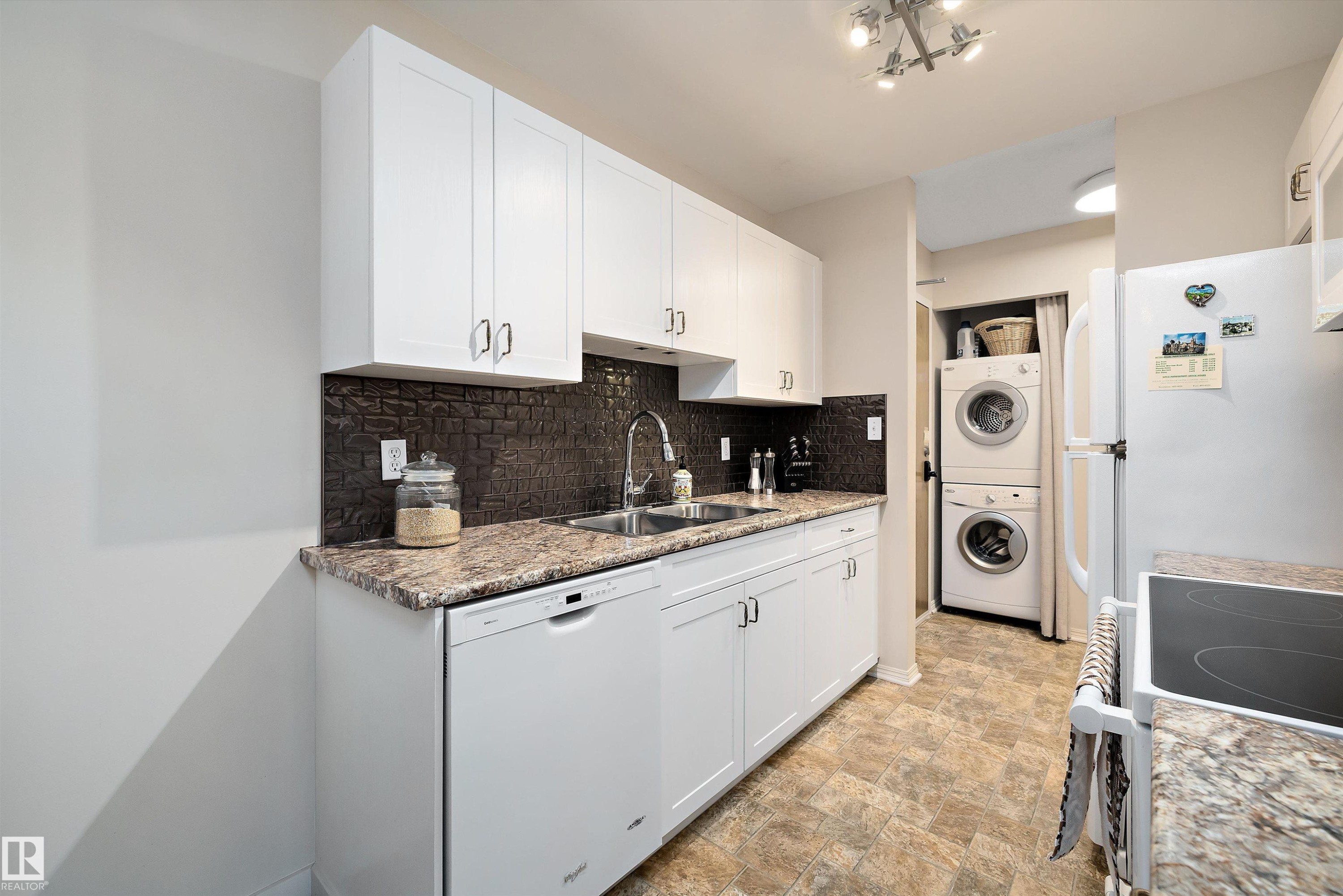 411 10511 19 Av, Edmonton, AB - Indoor