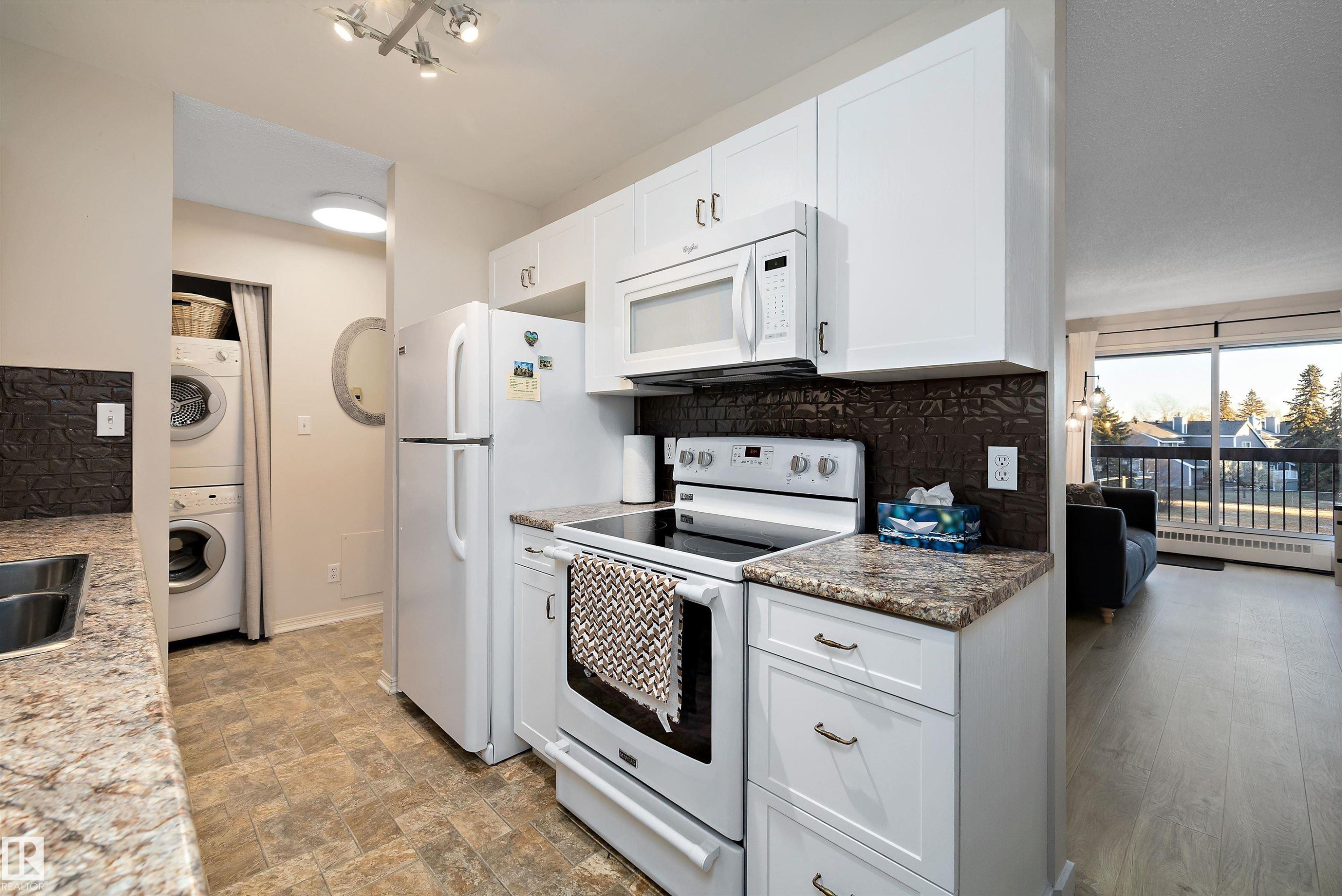 411 10511 19 Av, Edmonton, AB - Indoor Photo Showing Kitchen