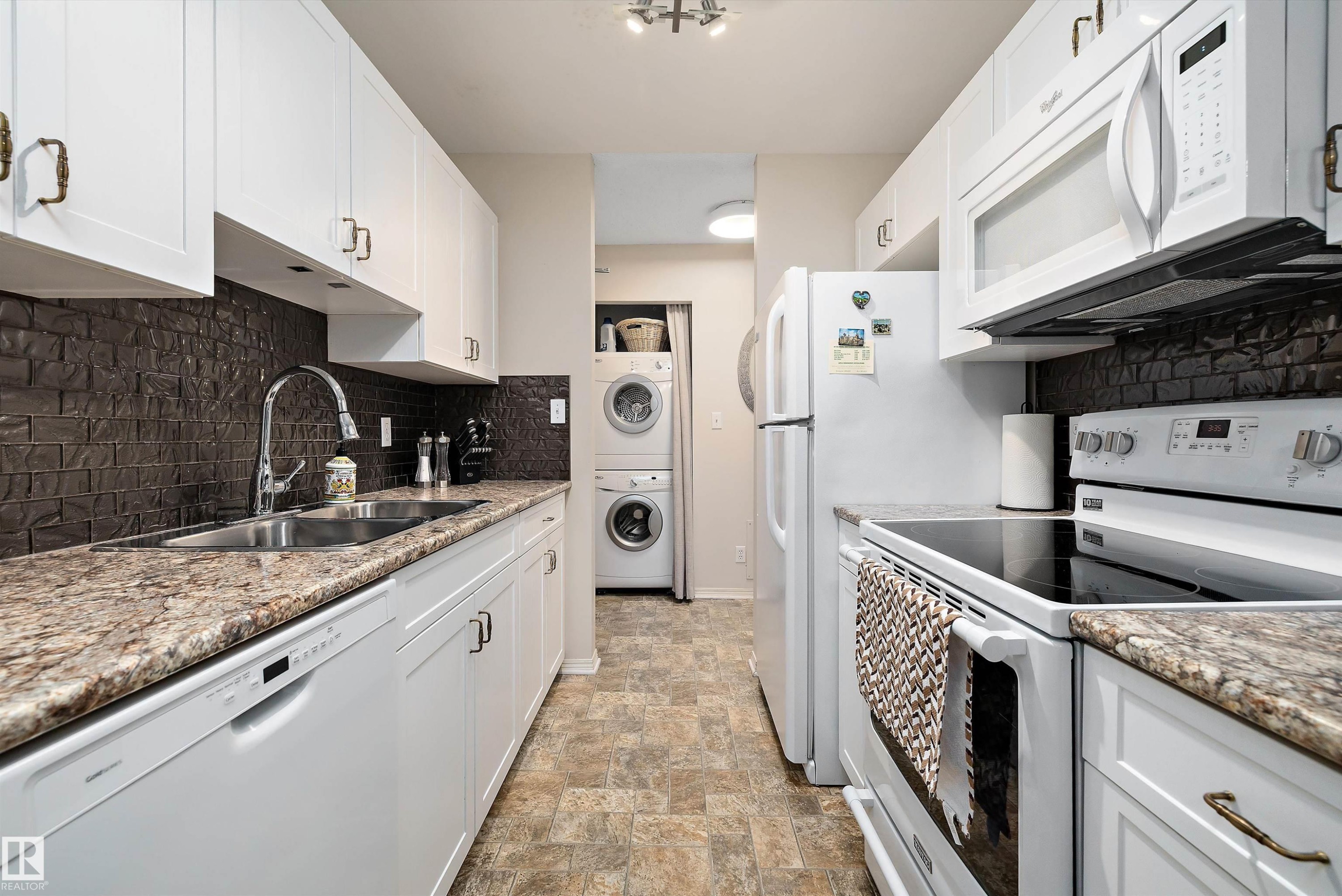 411 10511 19 Av, Edmonton, AB - Indoor Photo Showing Kitchen With Double Sink