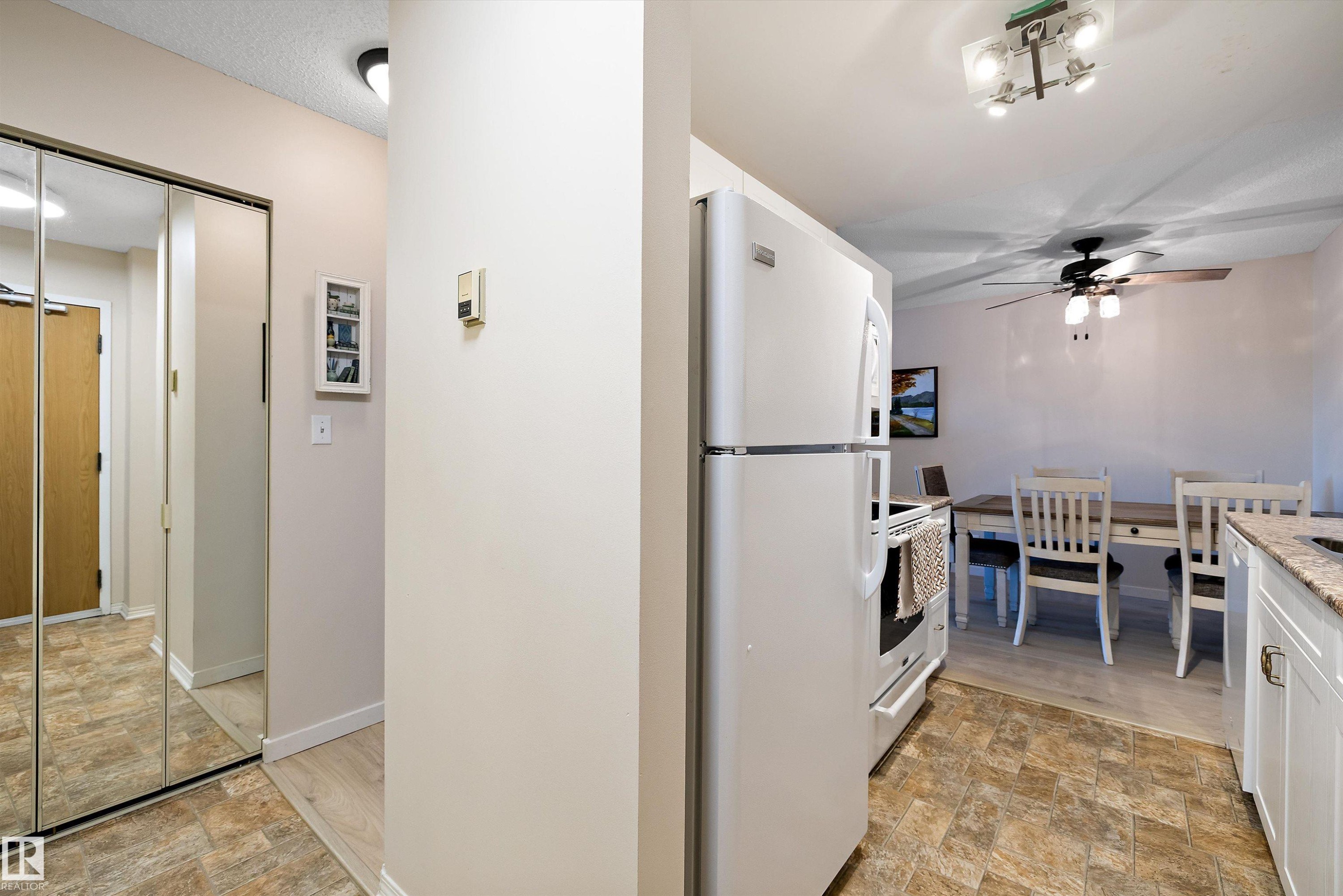 411 10511 19 Av, Edmonton, AB - Indoor Photo Showing Kitchen
