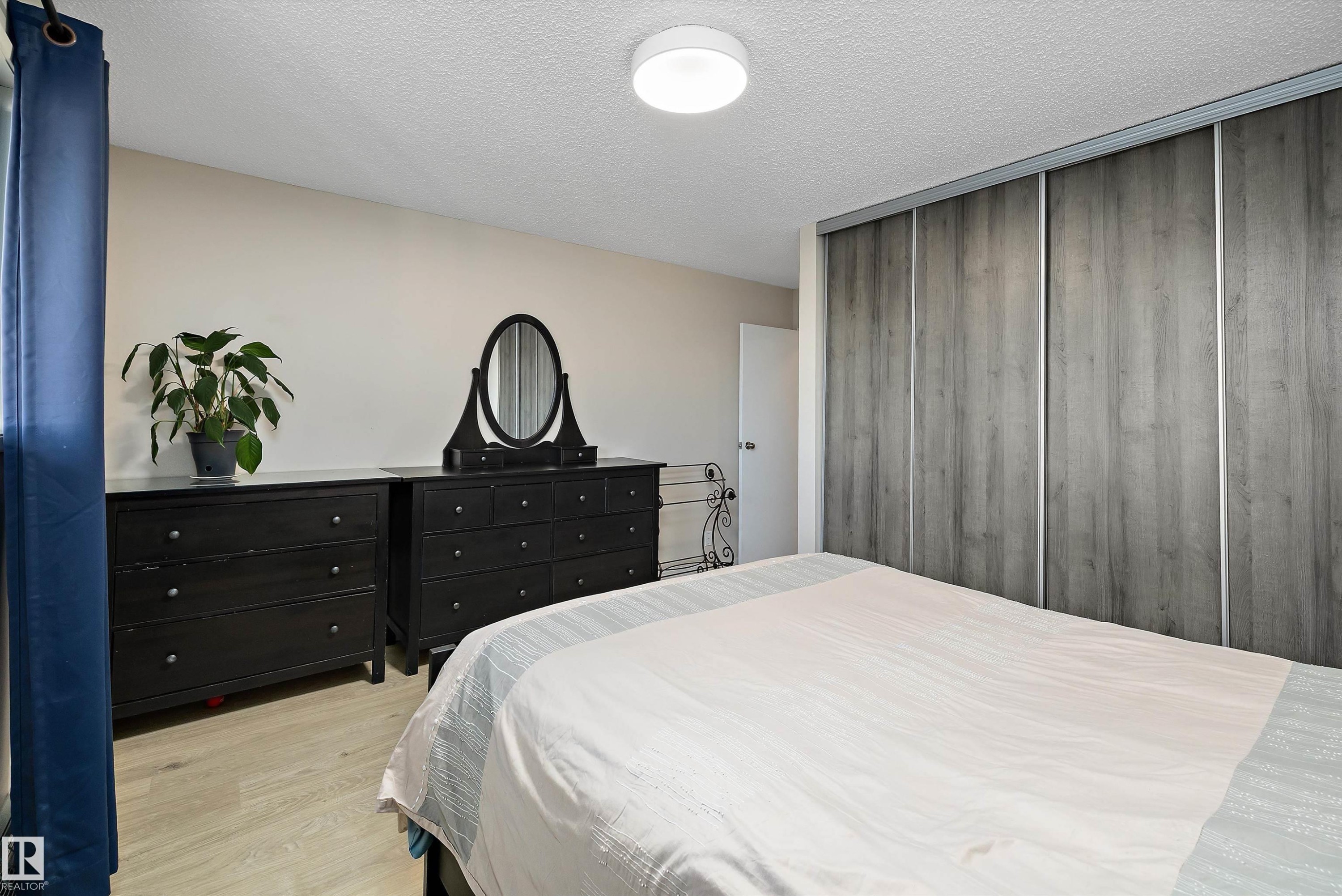 411 10511 19 Av, Edmonton, AB - Indoor Photo Showing Bedroom