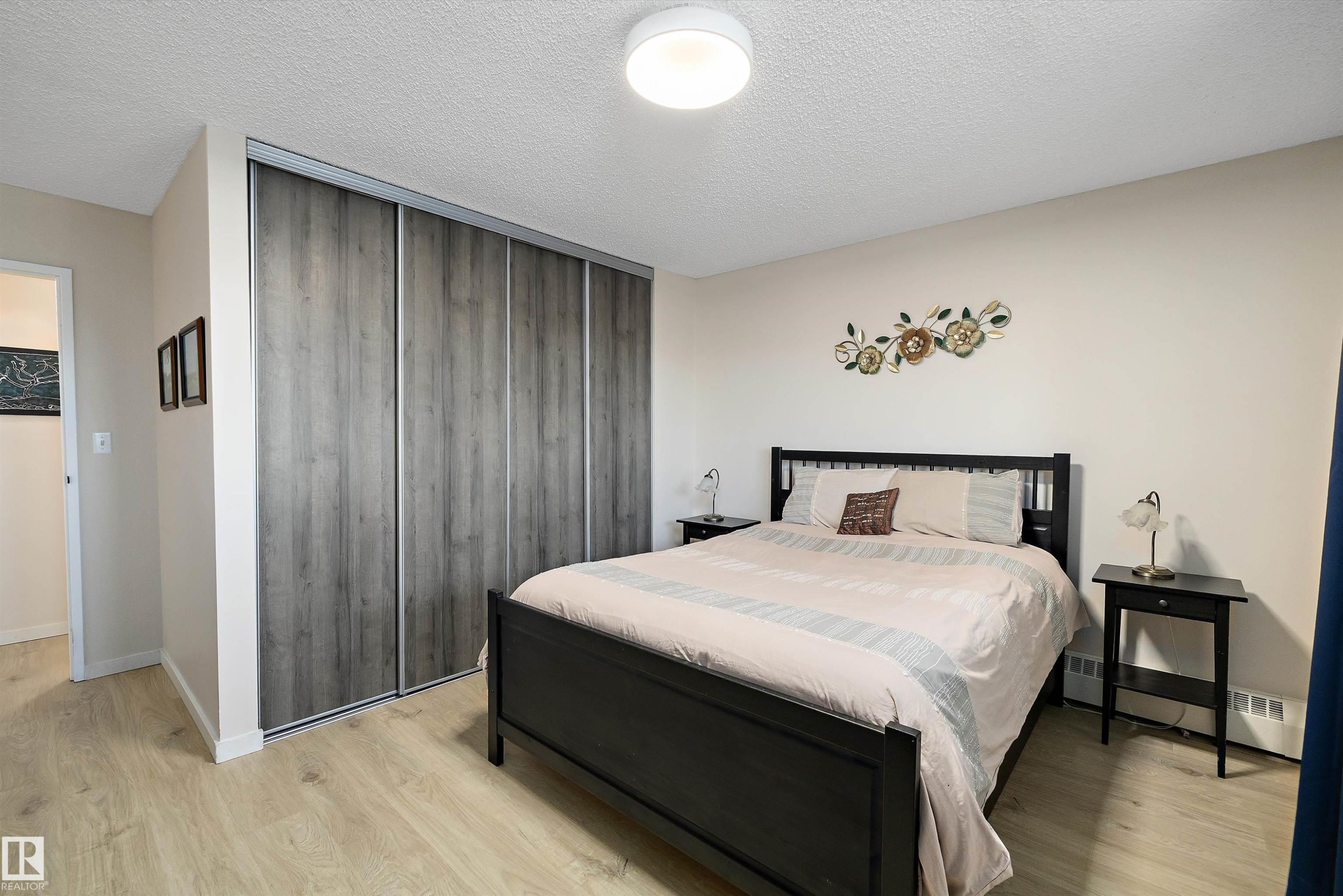 411 10511 19 Av, Edmonton, AB - Indoor Photo Showing Bedroom