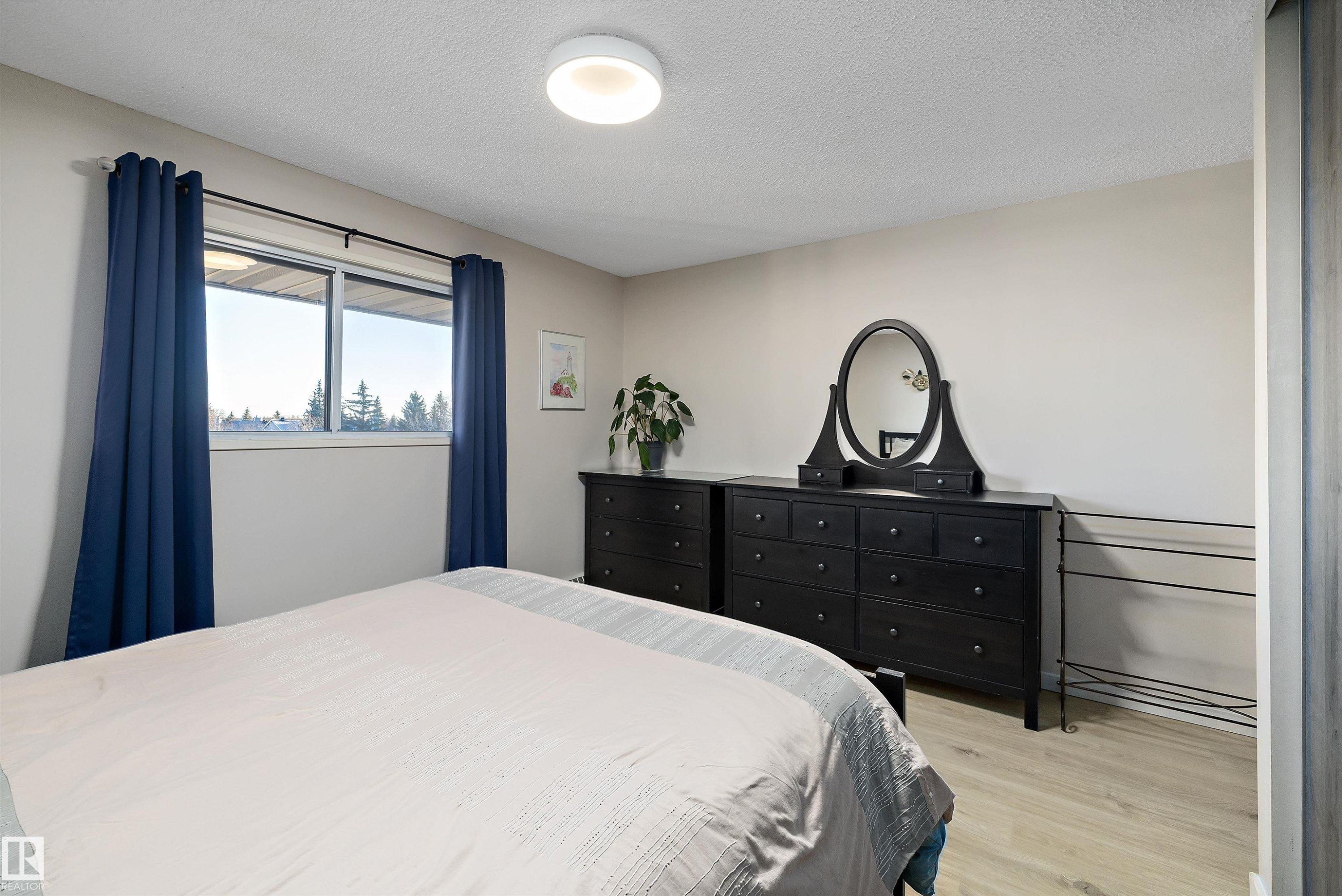 411 10511 19 Av, Edmonton, AB - Indoor Photo Showing Bedroom