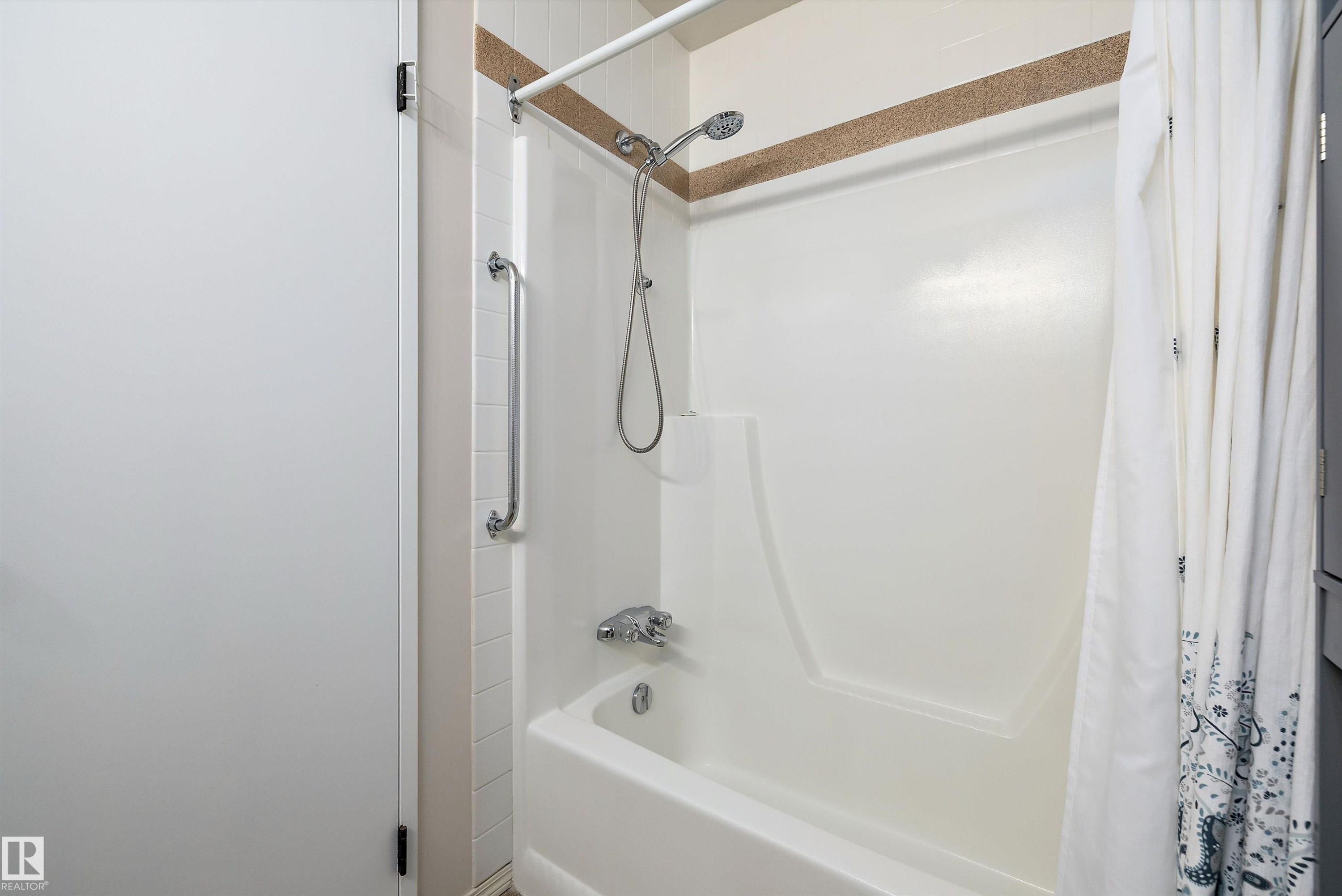 411 10511 19 Av, Edmonton, AB - Indoor Photo Showing Bathroom