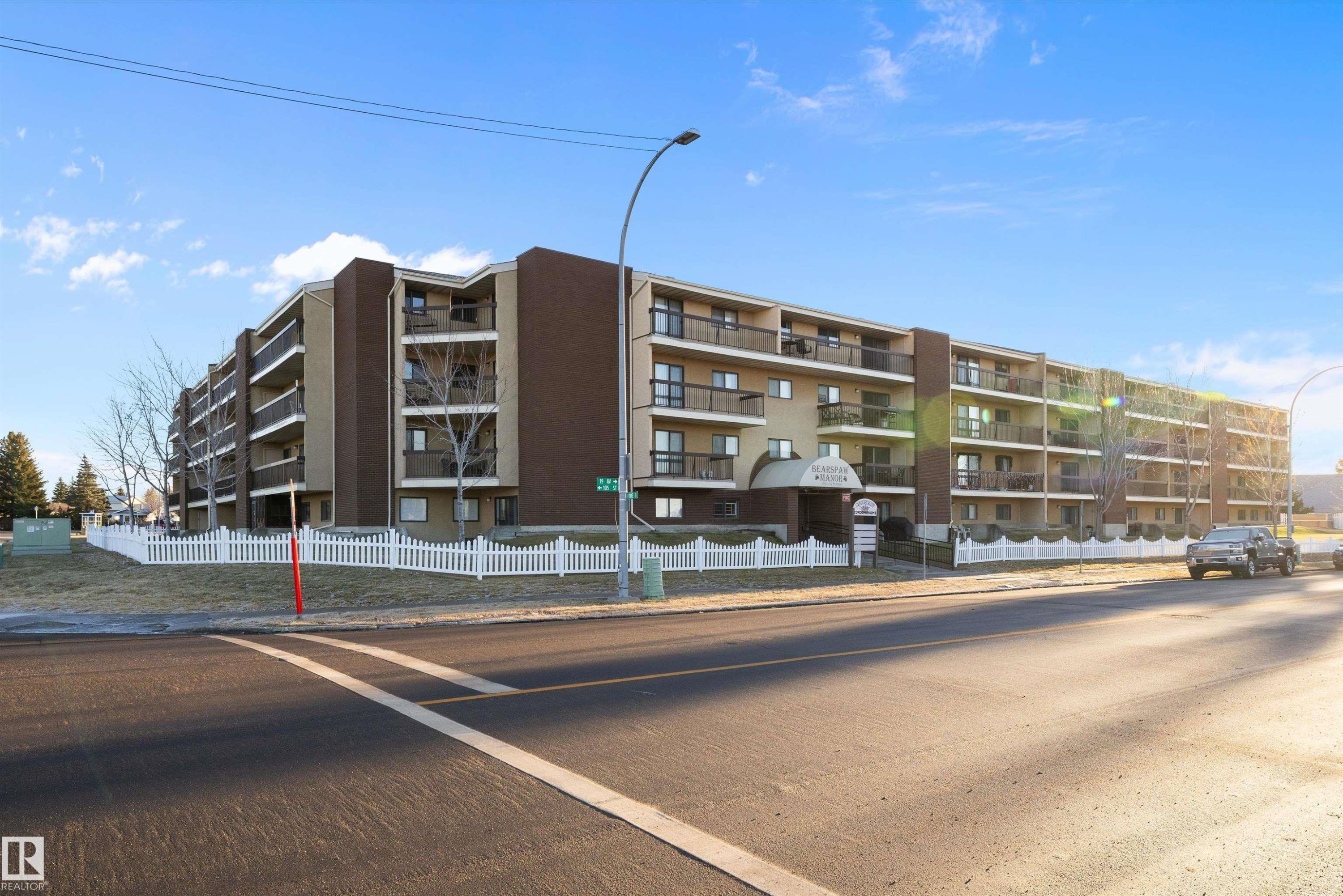 411 10511 19 Av, Edmonton, AB - Outdoor