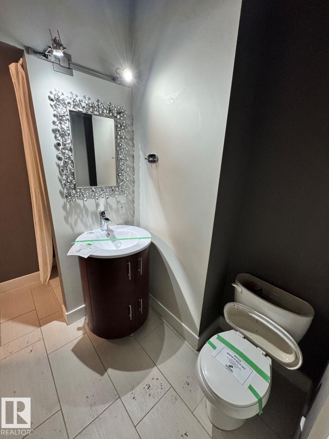 304 10179 105 Street, Edmonton, AB - Indoor Photo Showing Bathroom