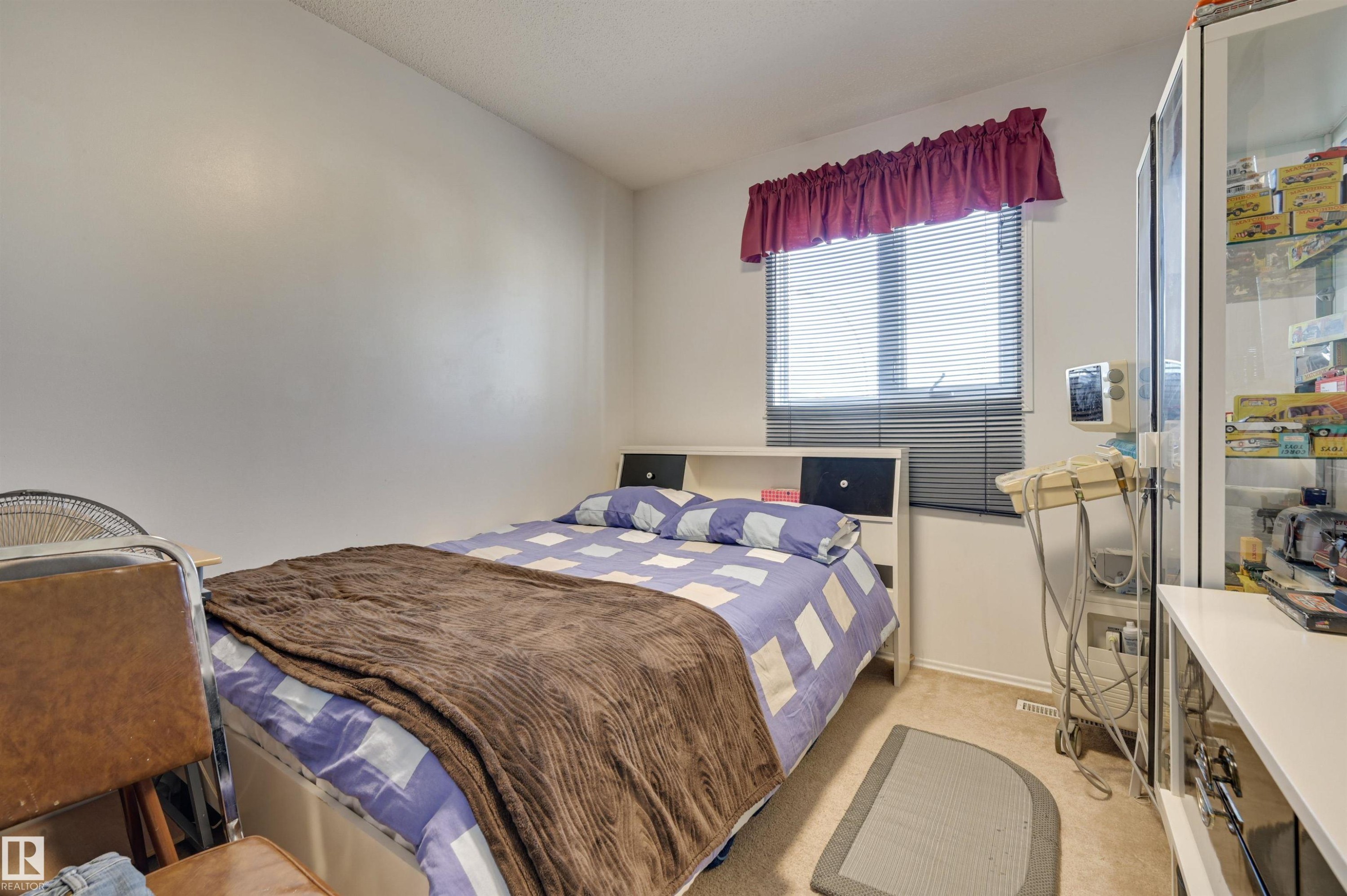 1064 Millbourne Road E, Edmonton, AB - Indoor Photo Showing Bedroom