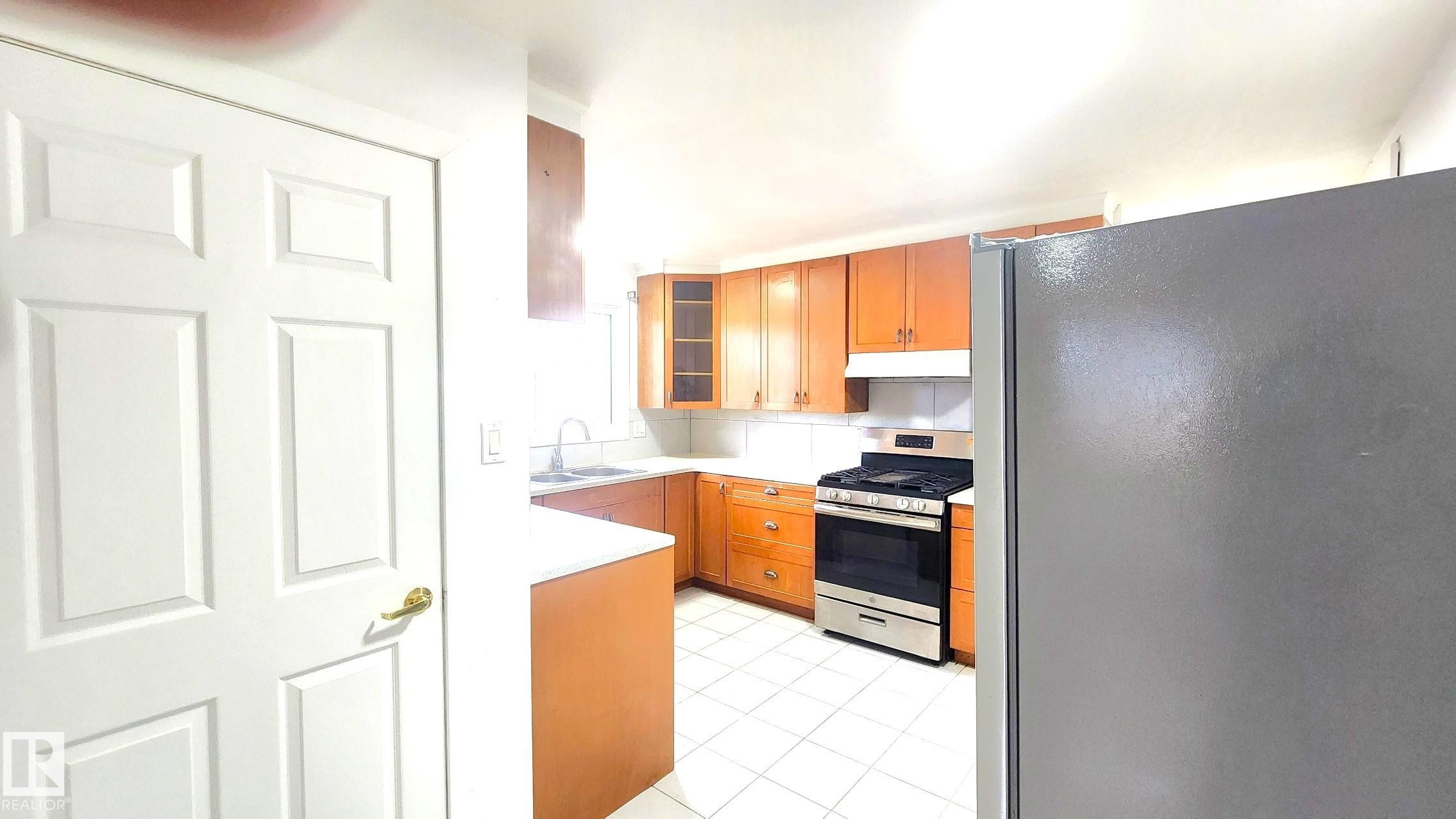 11516 133A Avenue, Edmonton, AB - Indoor Photo Showing Kitchen