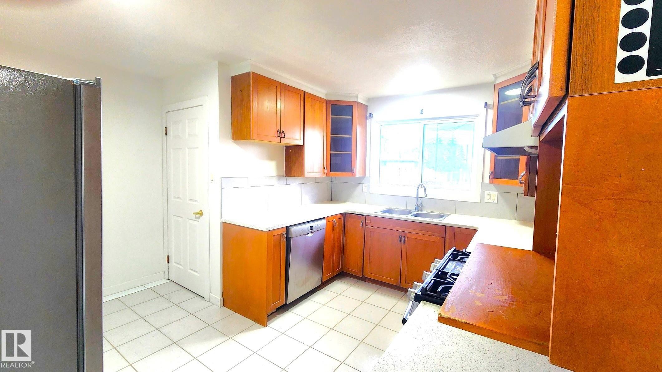 11516 133A Avenue, Edmonton, AB - Indoor Photo Showing Kitchen With Double Sink