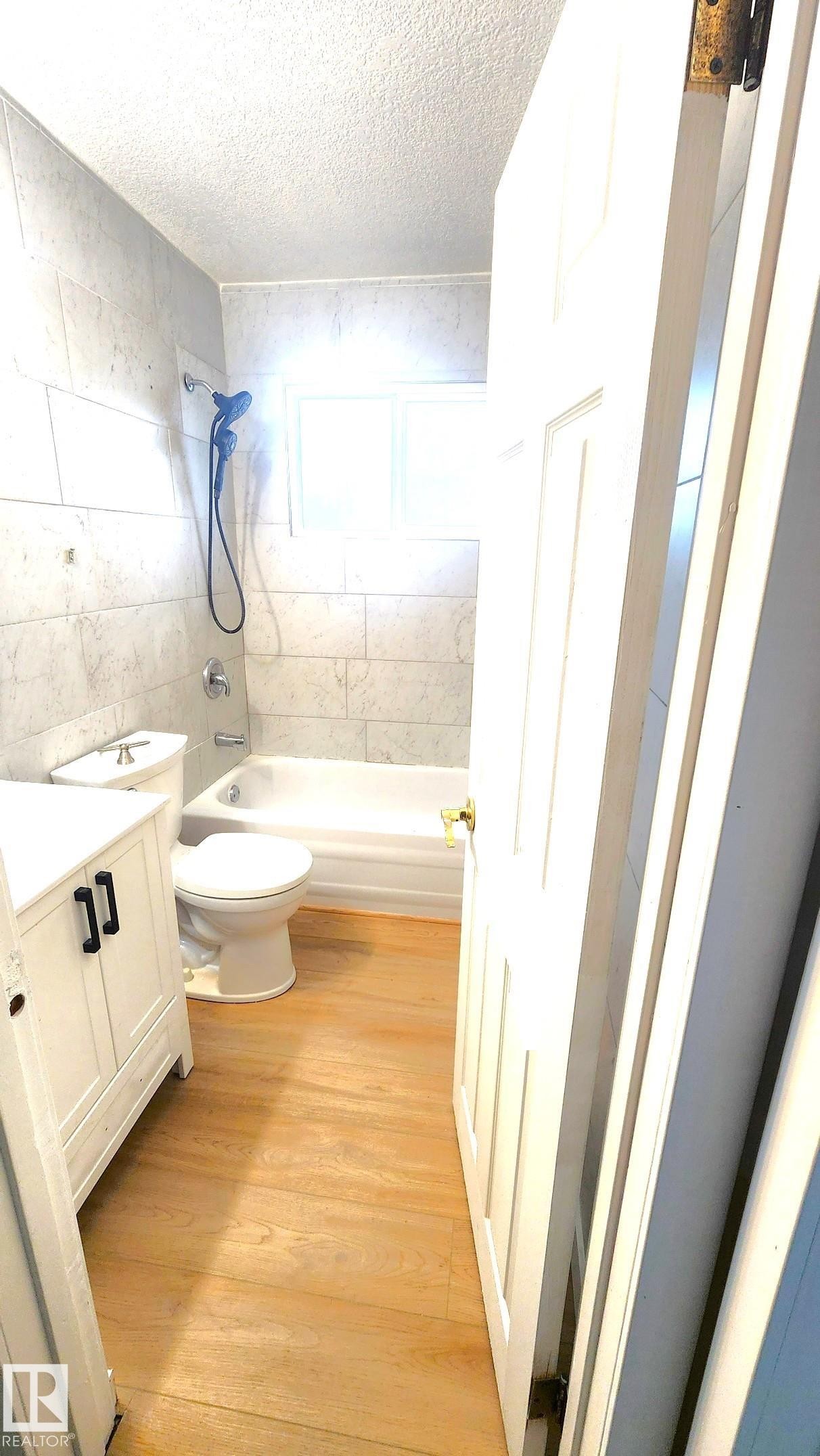 11516 133A Avenue, Edmonton, AB - Indoor Photo Showing Bathroom
