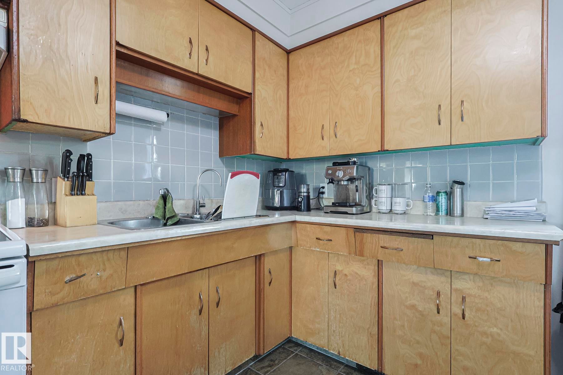 16025 100A Avenue, Edmonton, AB - Indoor Photo Showing Kitchen