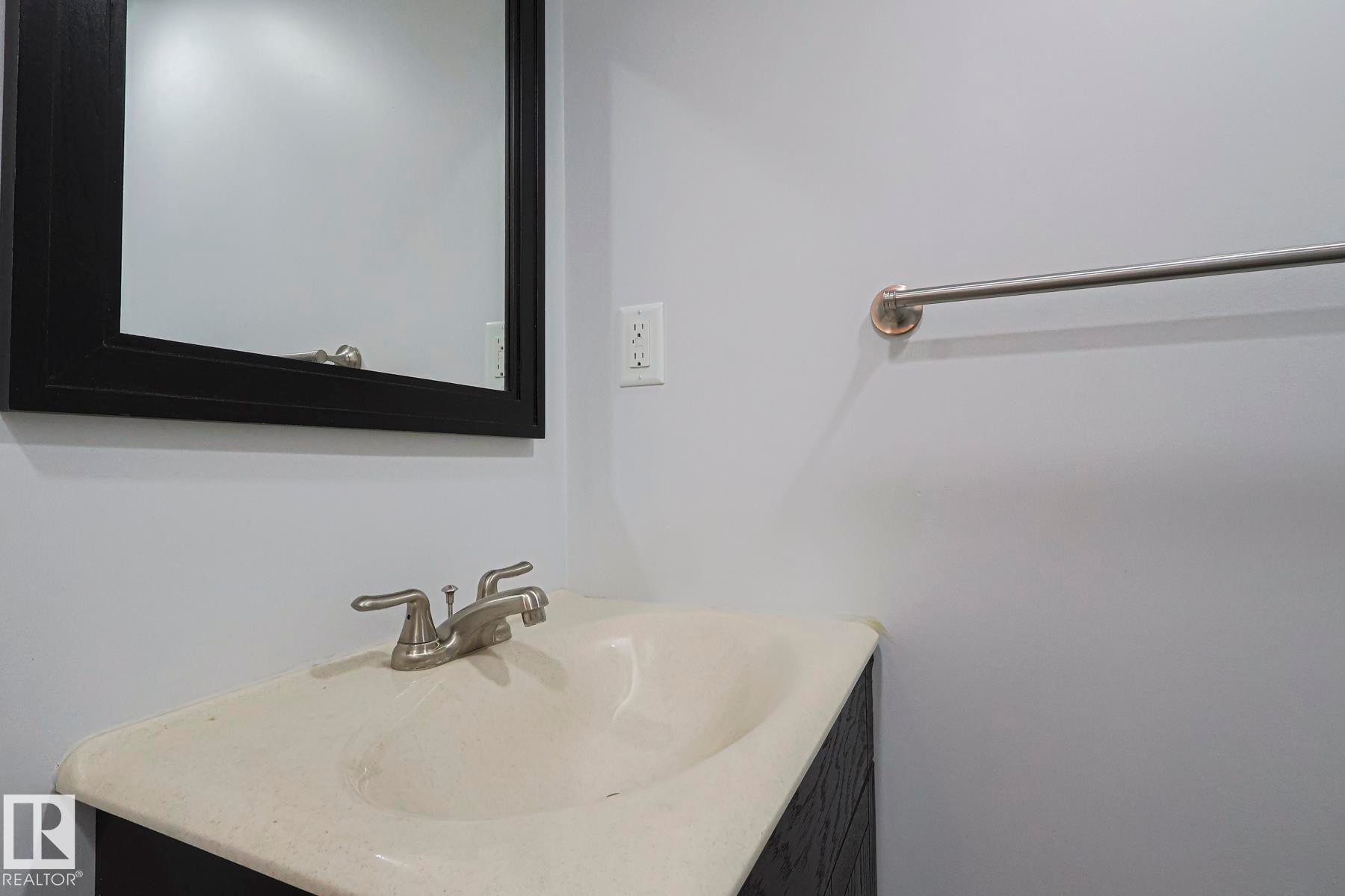 16025 100A Avenue, Edmonton, AB - Indoor Photo Showing Bathroom