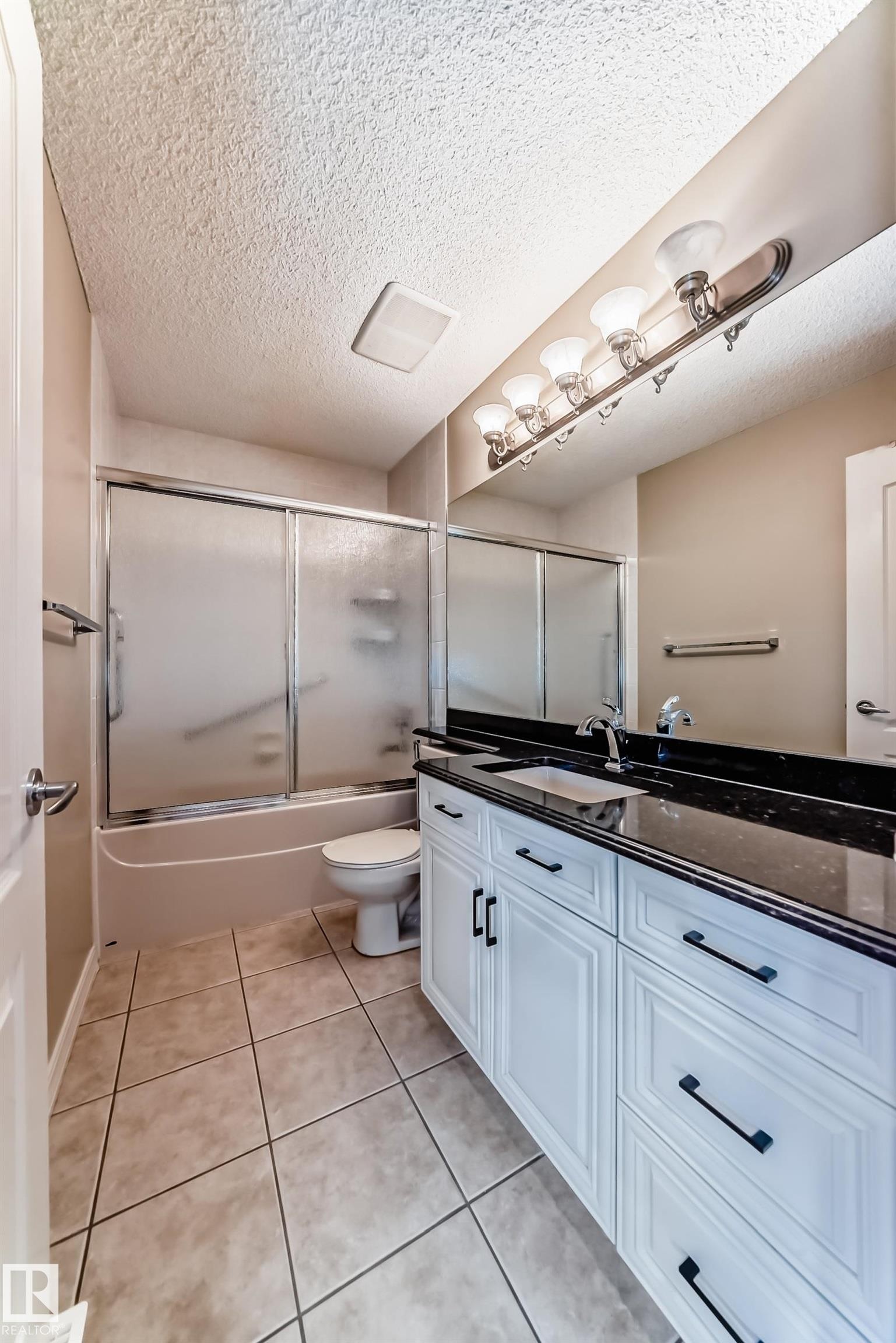 203 Darlington Crescent, Edmonton, AB - Indoor Photo Showing Bathroom