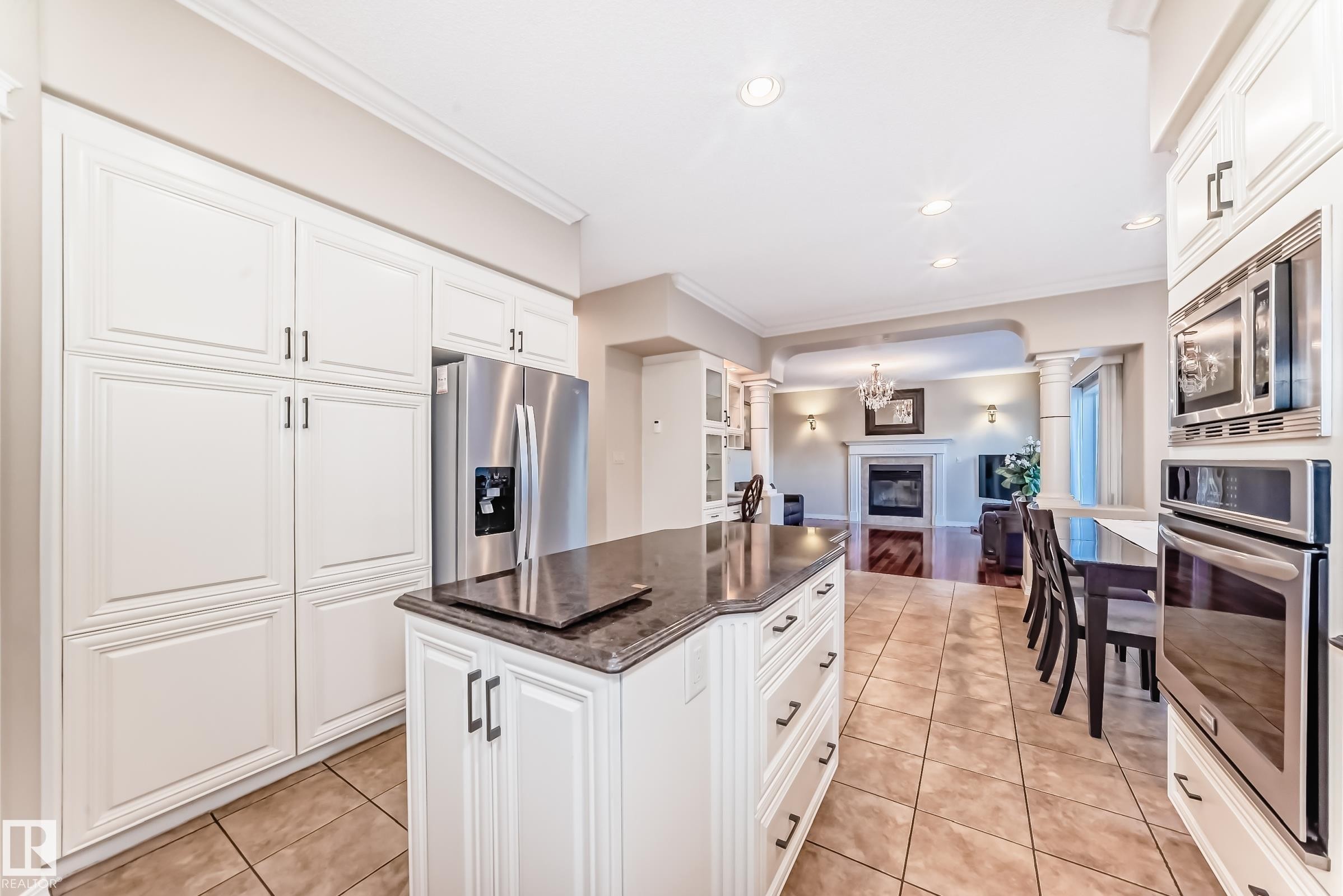 203 Darlington Crescent, Edmonton, AB - Indoor Photo Showing Kitchen With Upgraded Kitchen