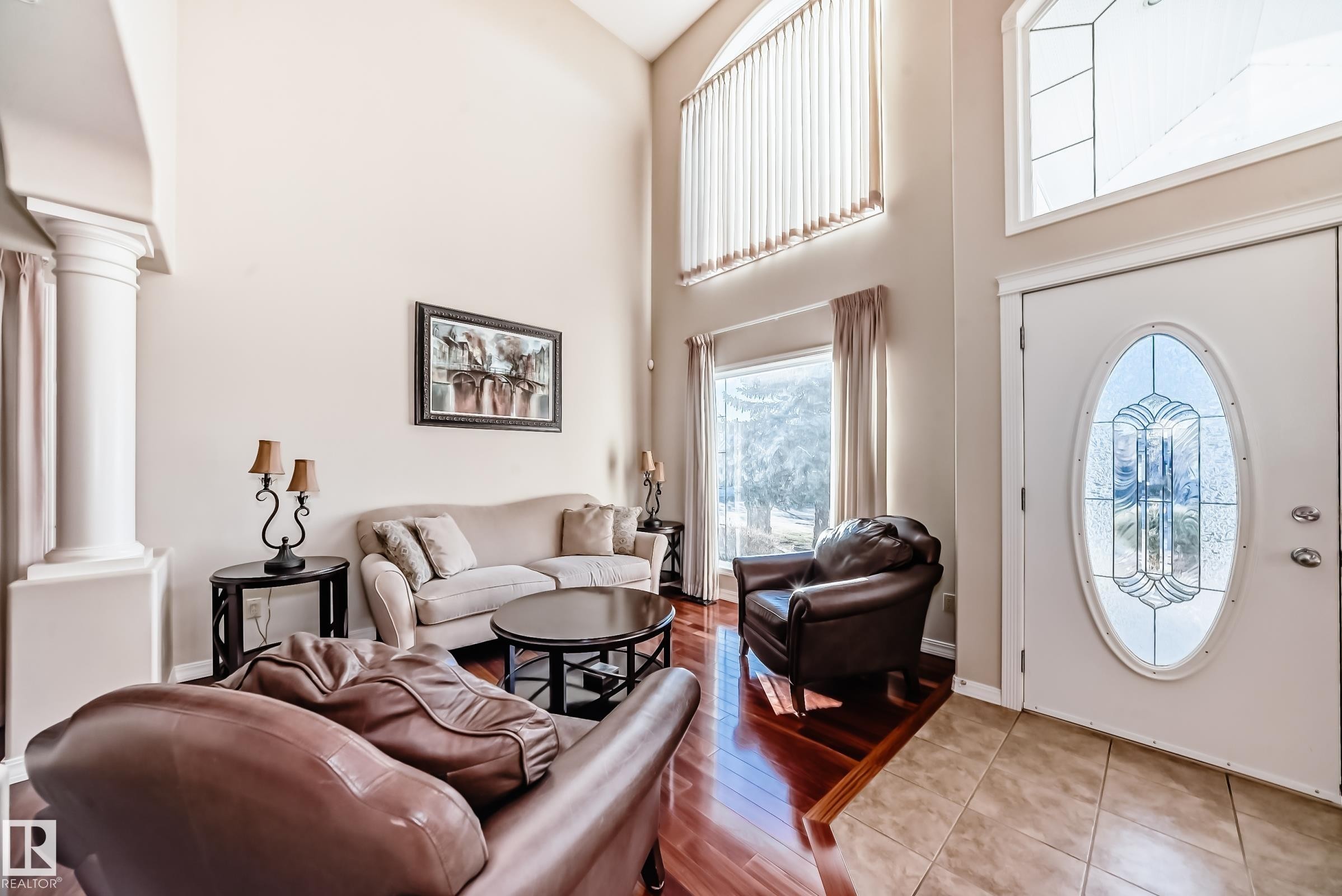 203 Darlington Crescent, Edmonton, AB - Indoor Photo Showing Living Room