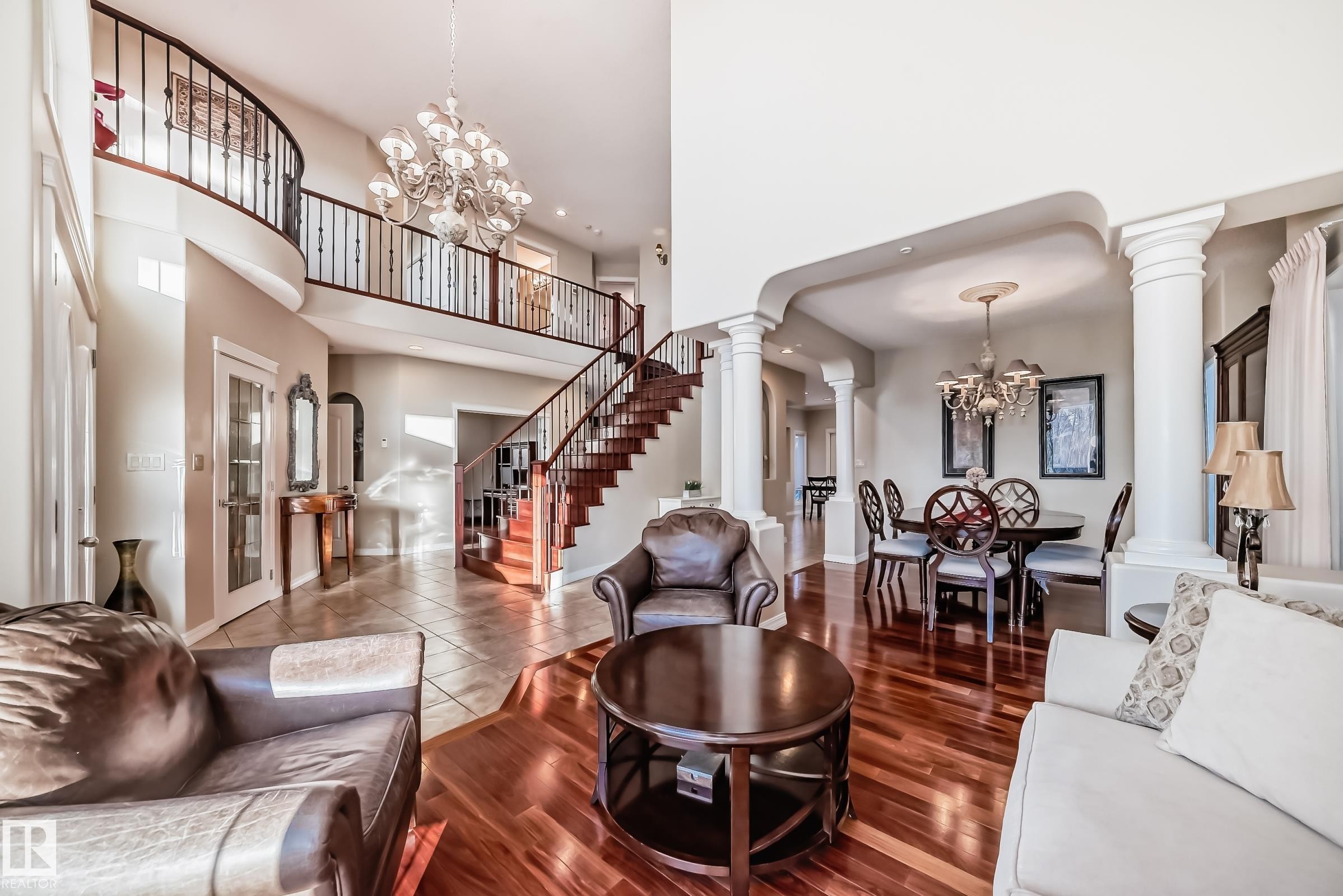 203 Darlington Crescent, Edmonton, AB - Indoor Photo Showing Living Room