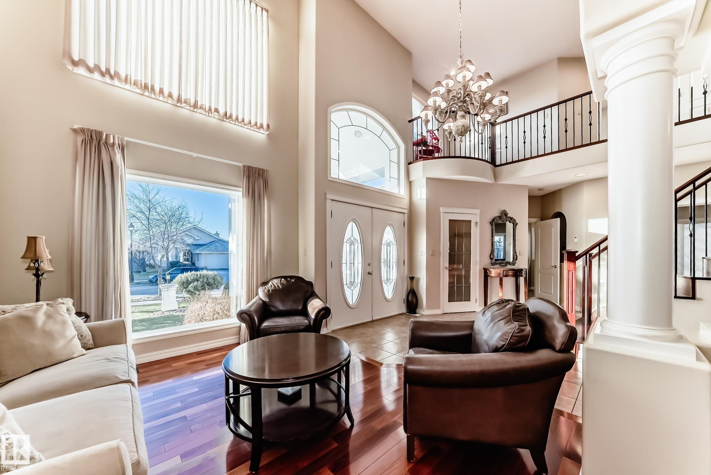 203 Darlington Crescent, Edmonton, AB - Indoor Photo Showing Living Room