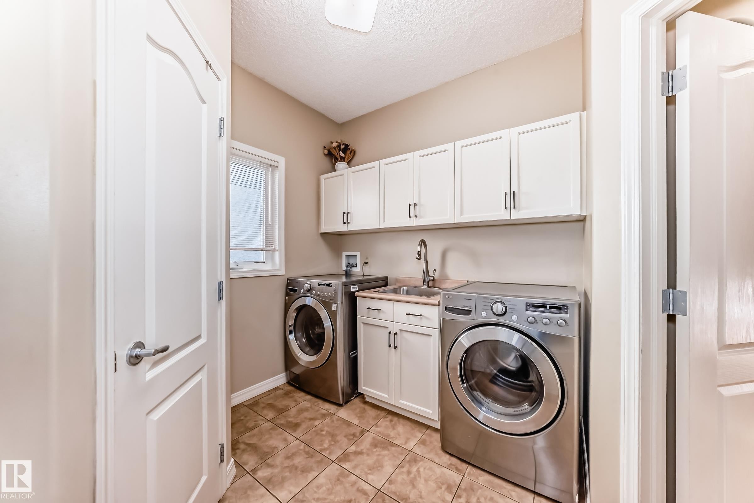 203 Darlington Crescent, Edmonton, AB - Indoor Photo Showing Laundry Room
