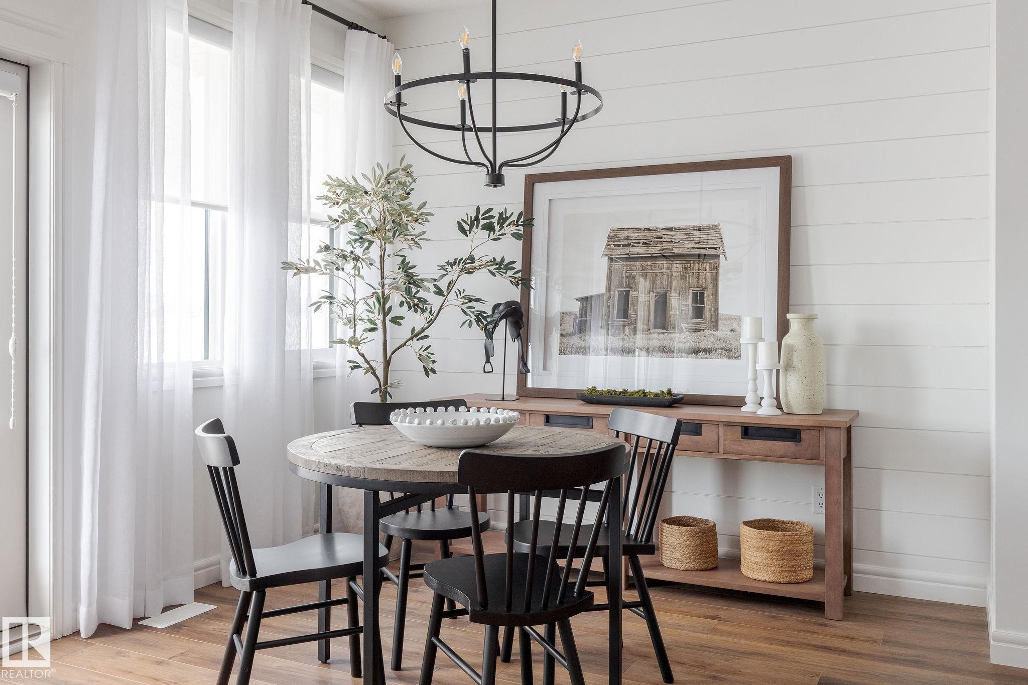 16 Emerald Way, Spruce Grove, AB - Indoor Photo Showing Dining Room
