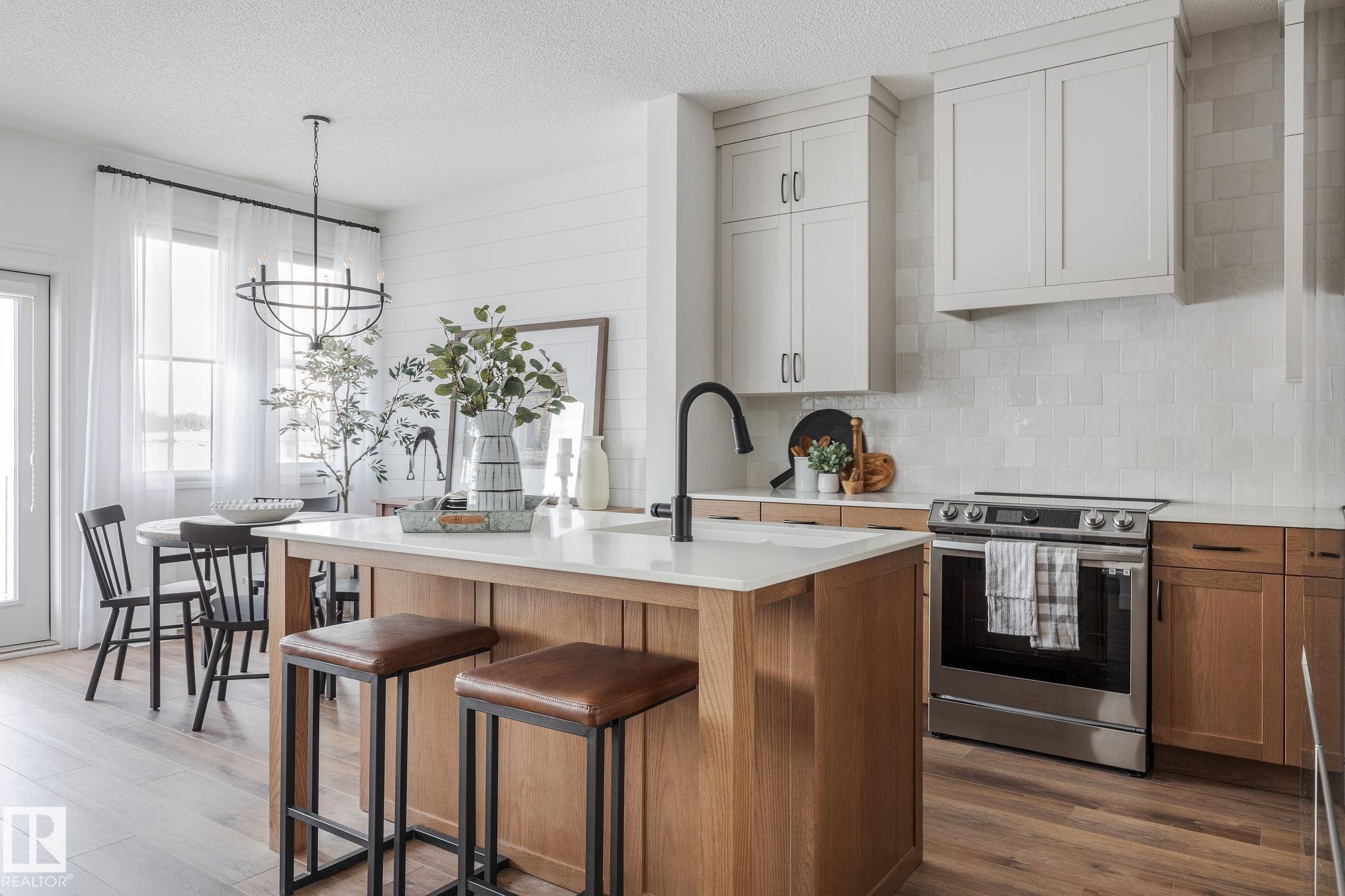 16 Emerald Way, Spruce Grove, AB - Indoor Photo Showing Kitchen With Upgraded Kitchen