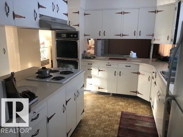 4213 42 Avenue, Innisfail, AB - Indoor Photo Showing Kitchen