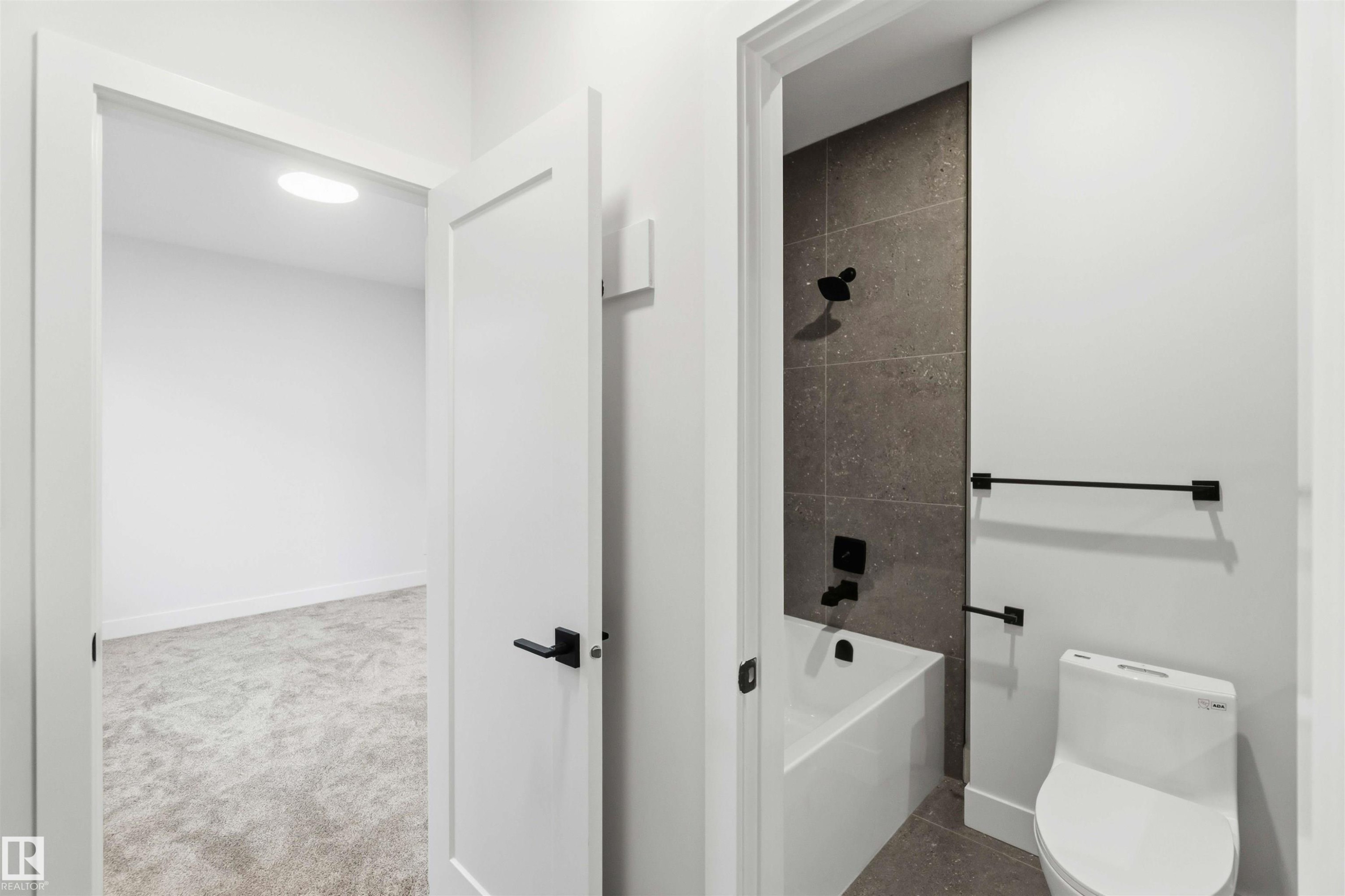 Bathroom featuring bathtub / shower combination and carpet - 94 Eldridge Pointe, St. Albert, AB - Indoor Photo Showing Bathroom