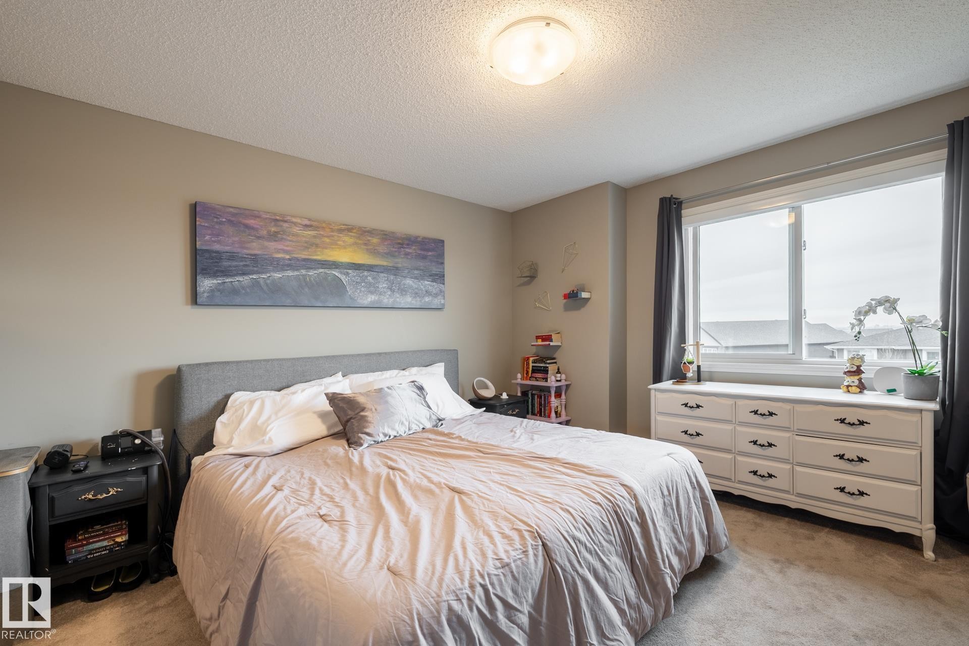 Bedroom featuring light carpet and a textured ceiling - 5 2072 Wonnacott Way, Edmonton, AB - Indoor Photo Showing Bedroom