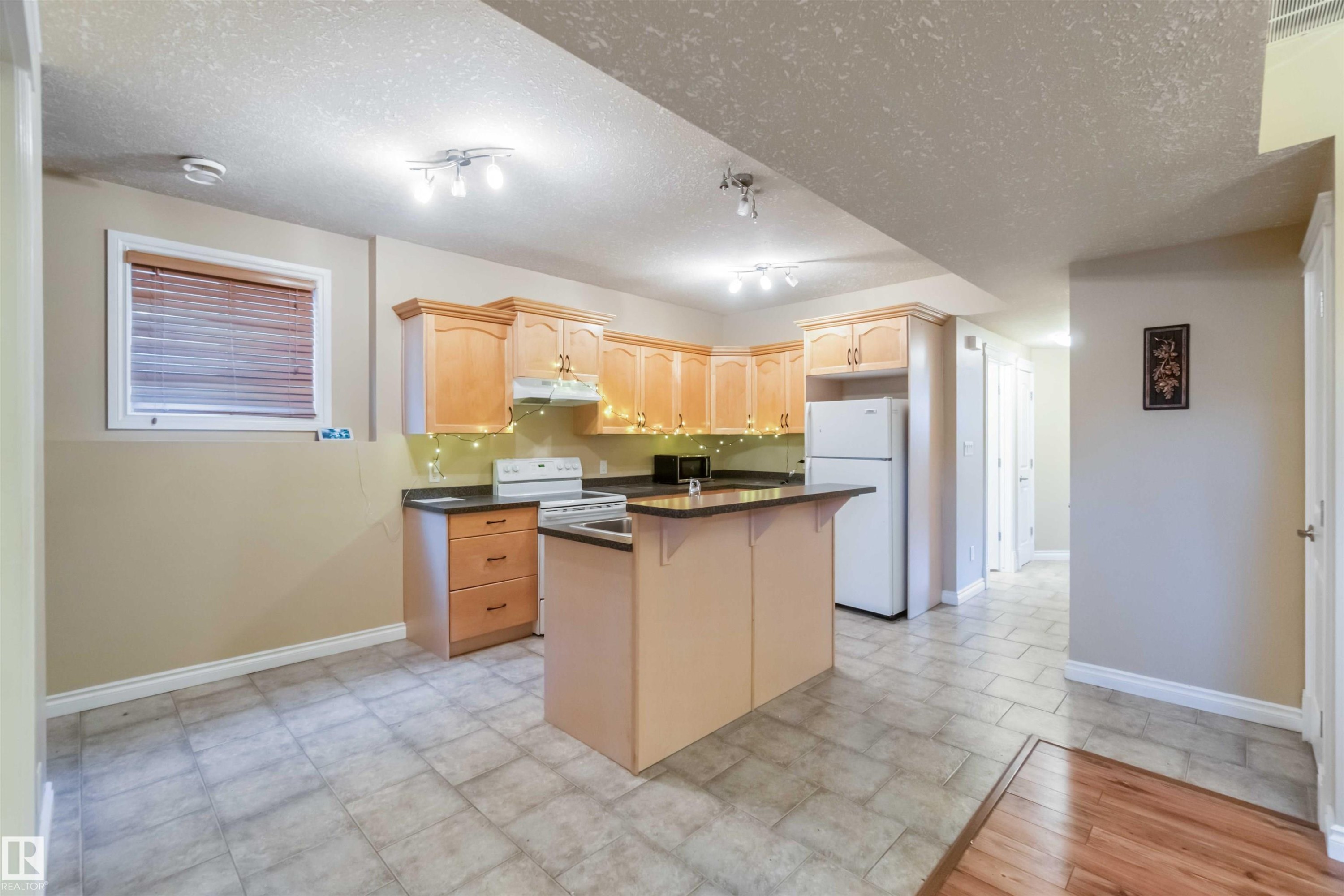 Edmonton, AB - Indoor Photo Showing Kitchen