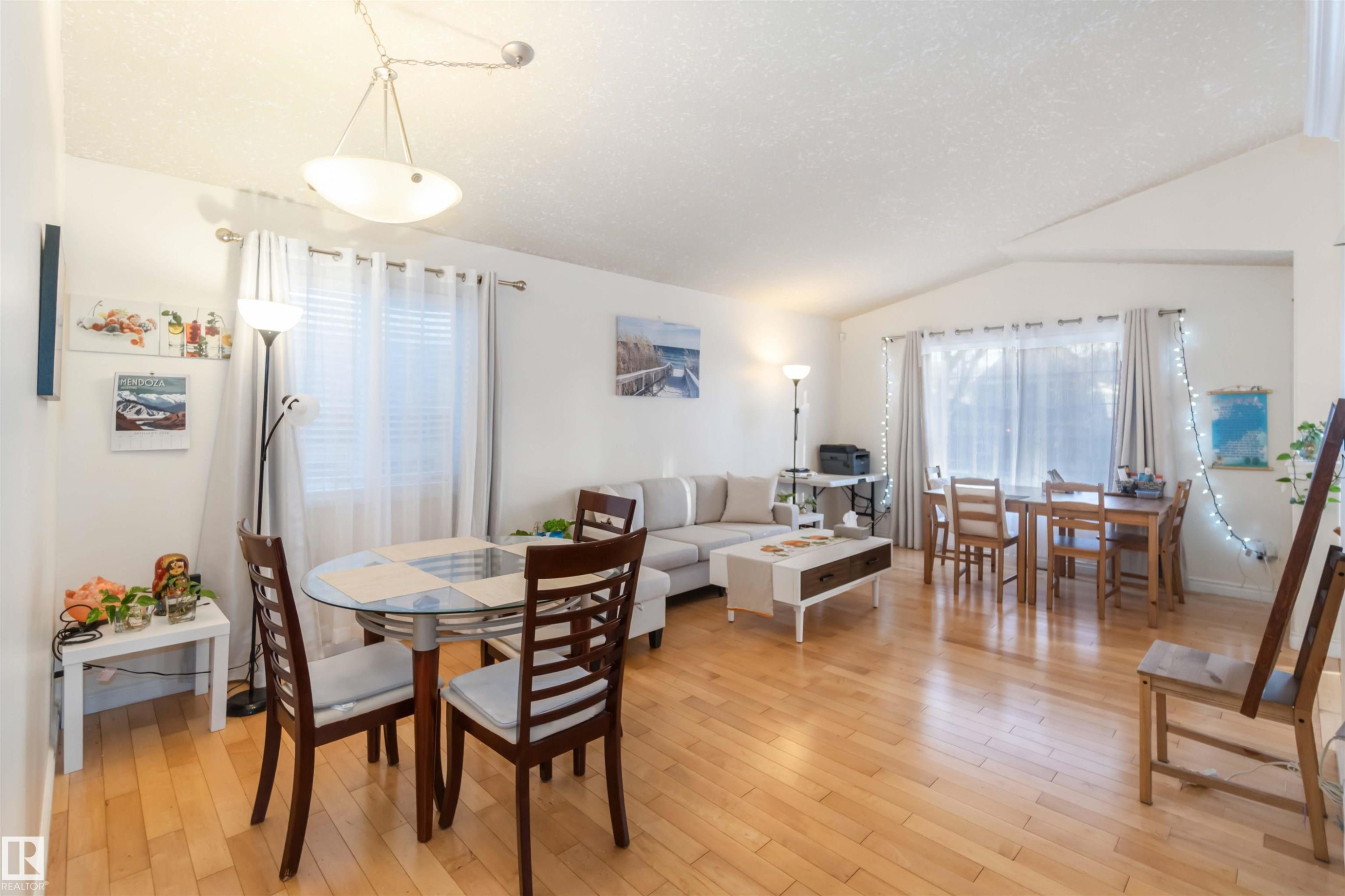 Edmonton, AB - Indoor Photo Showing Dining Room