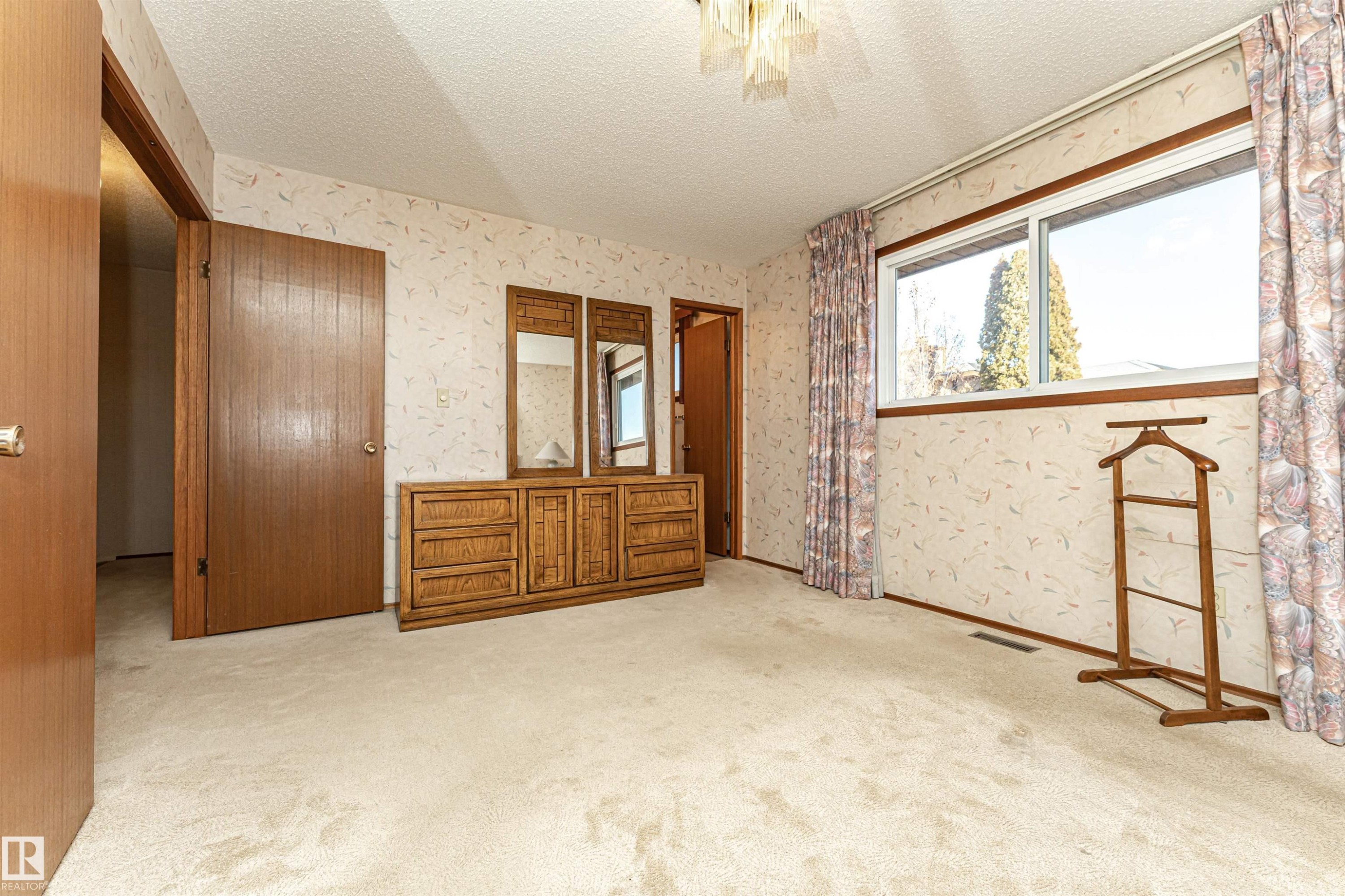 18408 55 Avenue, Edmonton, AB - Indoor Photo Showing Other Room