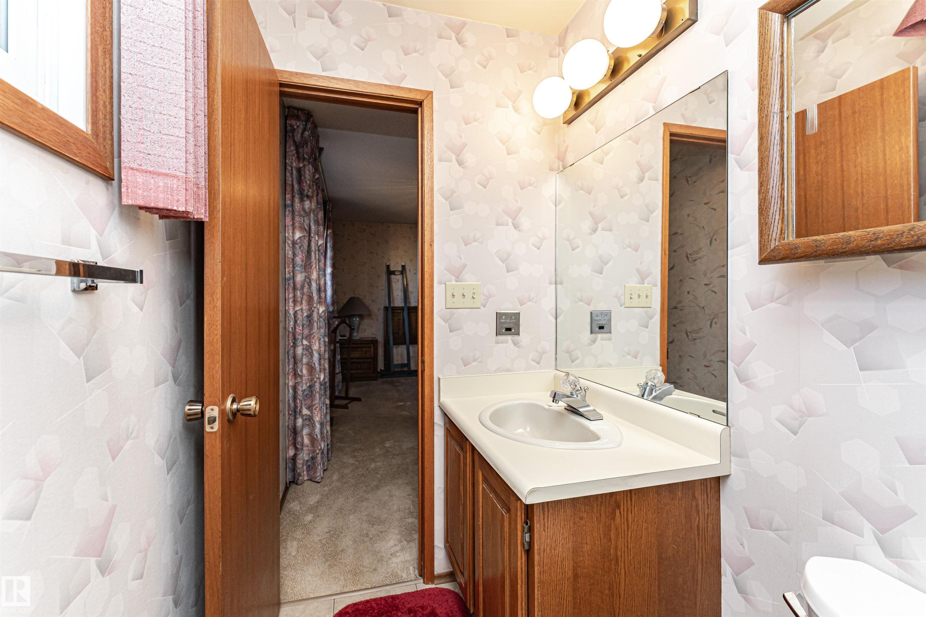 18408 55 Avenue, Edmonton, AB - Indoor Photo Showing Bathroom