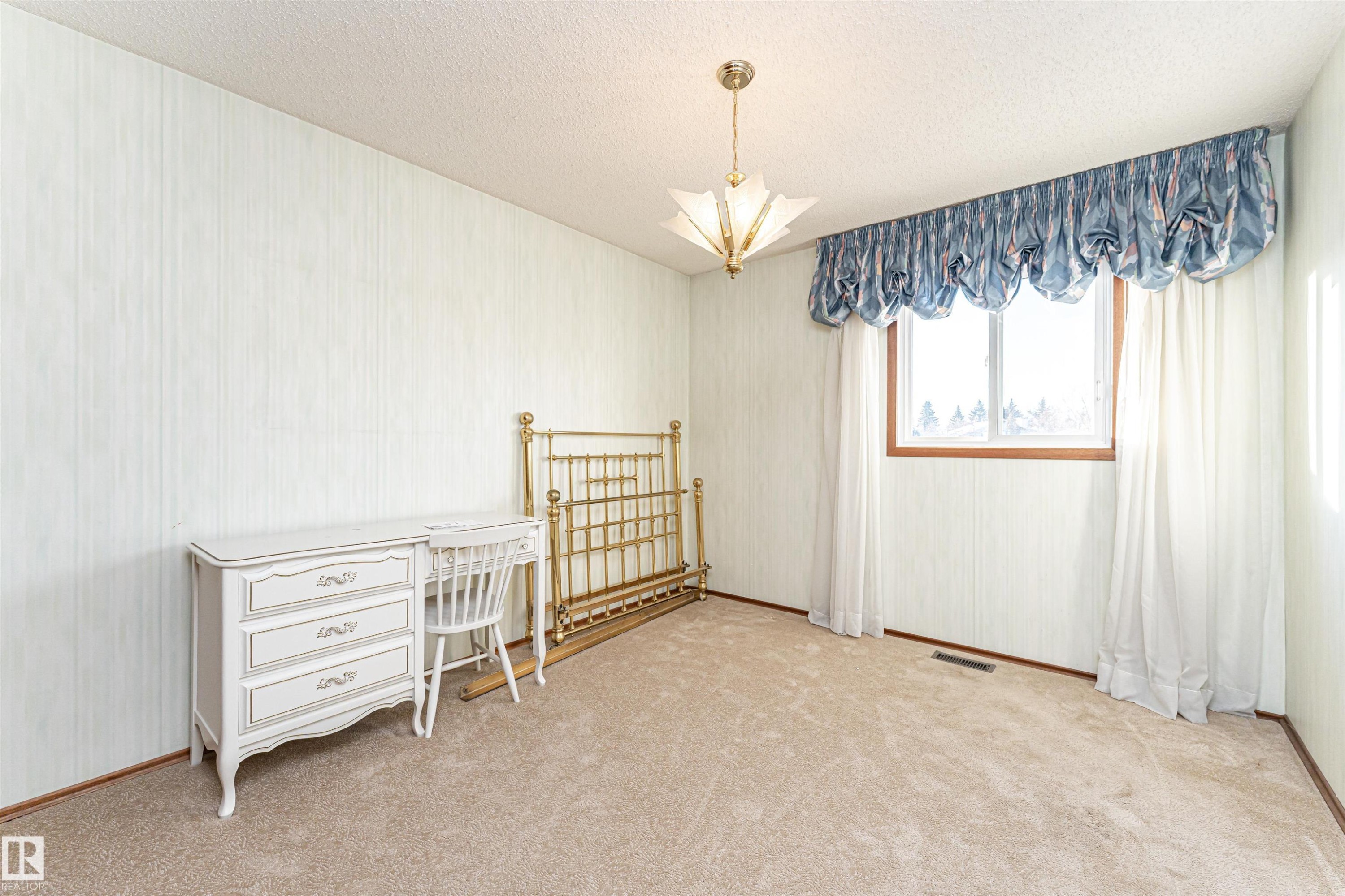 18408 55 Avenue, Edmonton, AB - Indoor Photo Showing Other Room