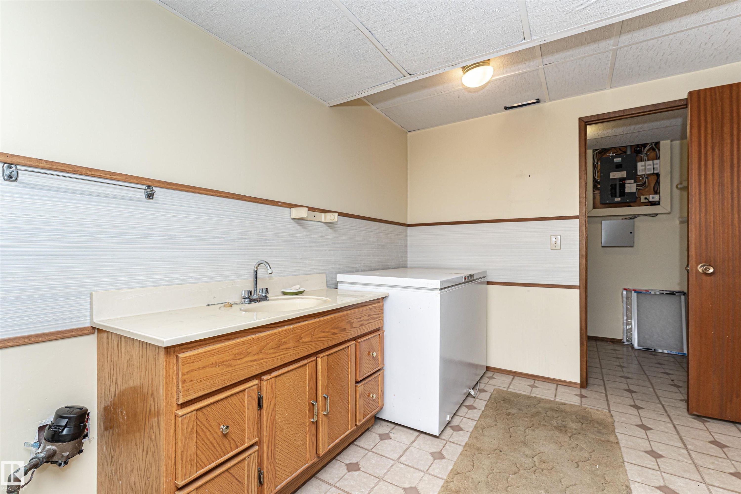 18408 55 Avenue, Edmonton, AB - Indoor Photo Showing Other Room