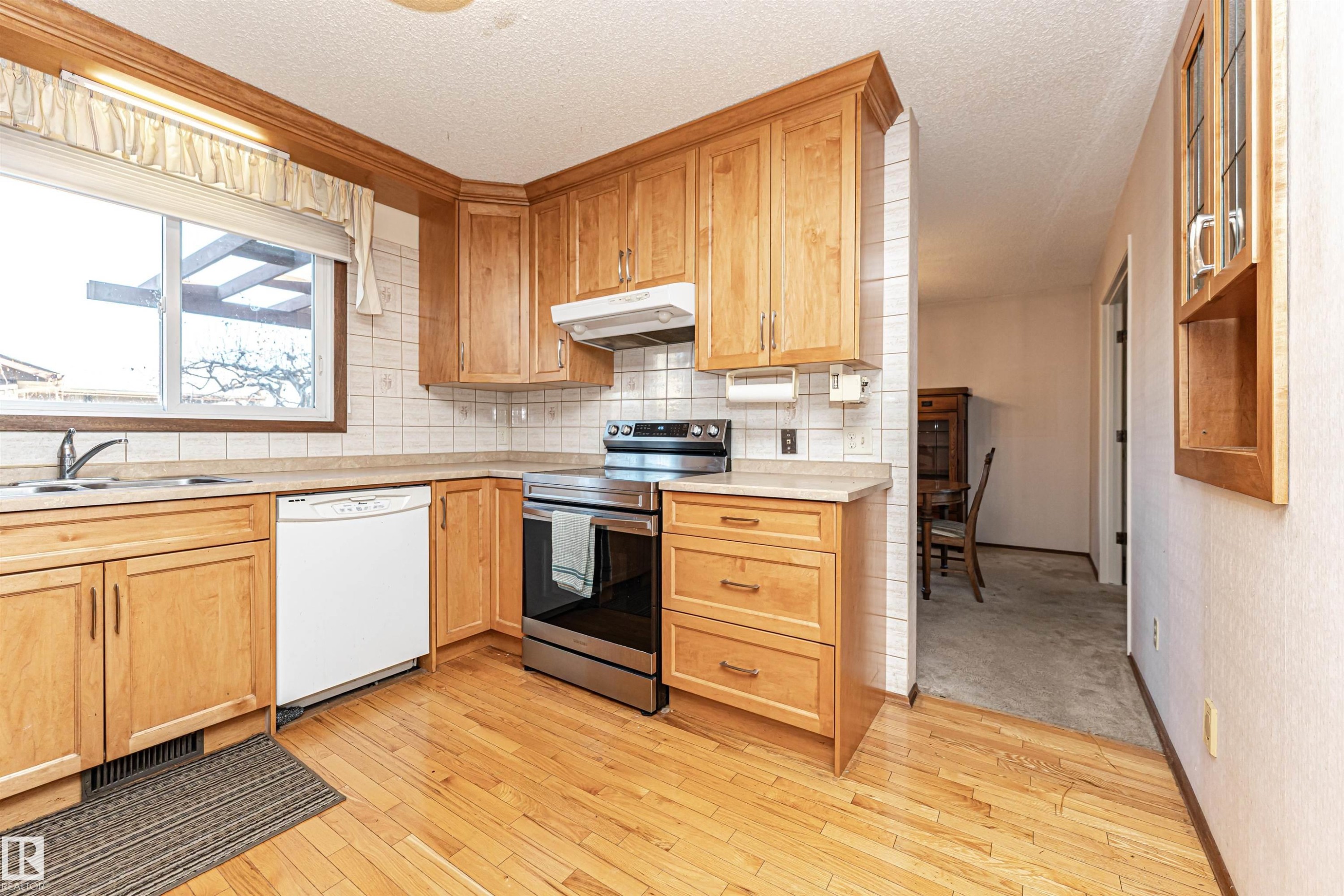 18408 55 Avenue, Edmonton, AB - Indoor Photo Showing Kitchen With Double Sink