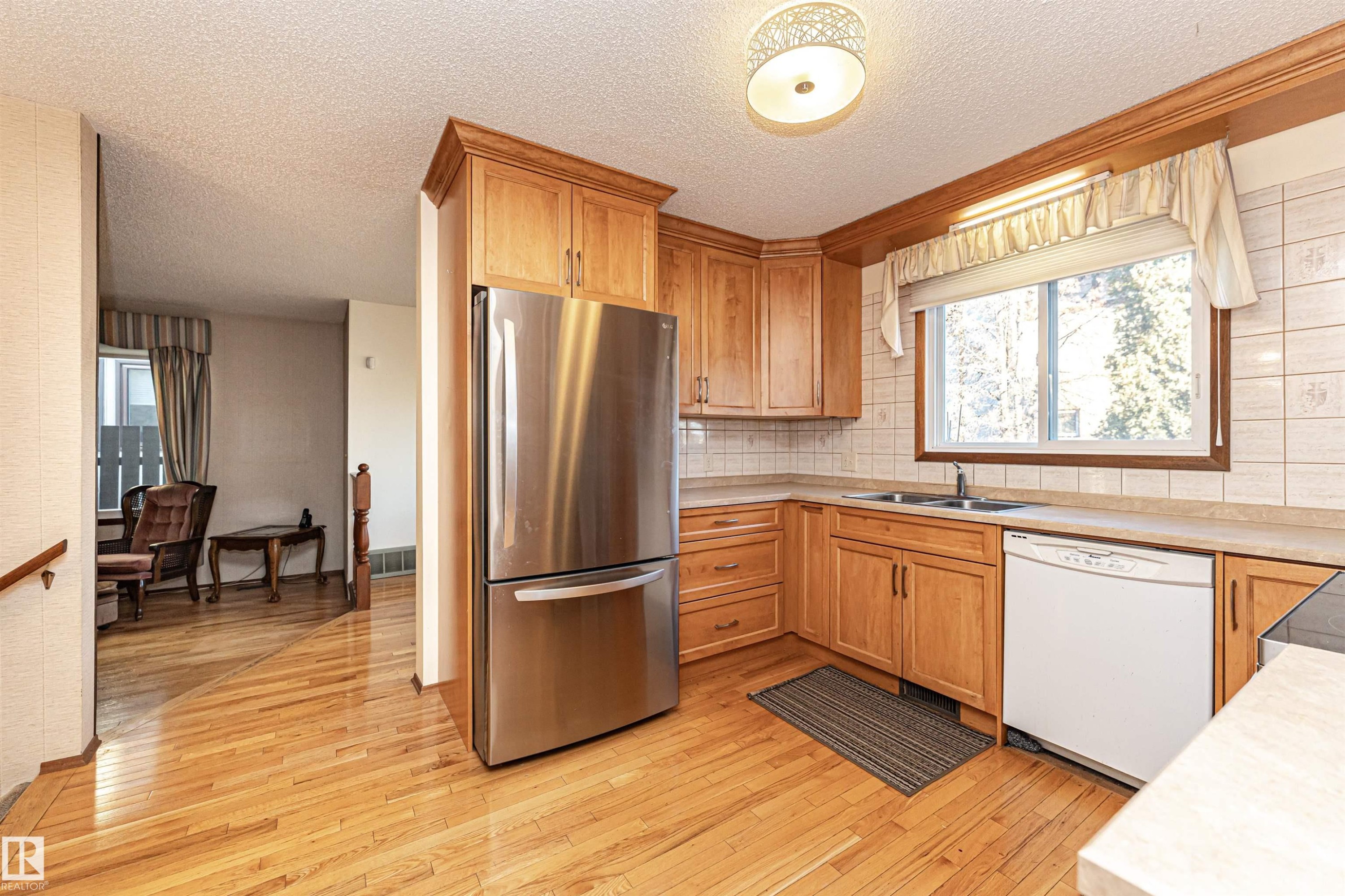 18408 55 Avenue, Edmonton, AB - Indoor Photo Showing Kitchen With Double Sink