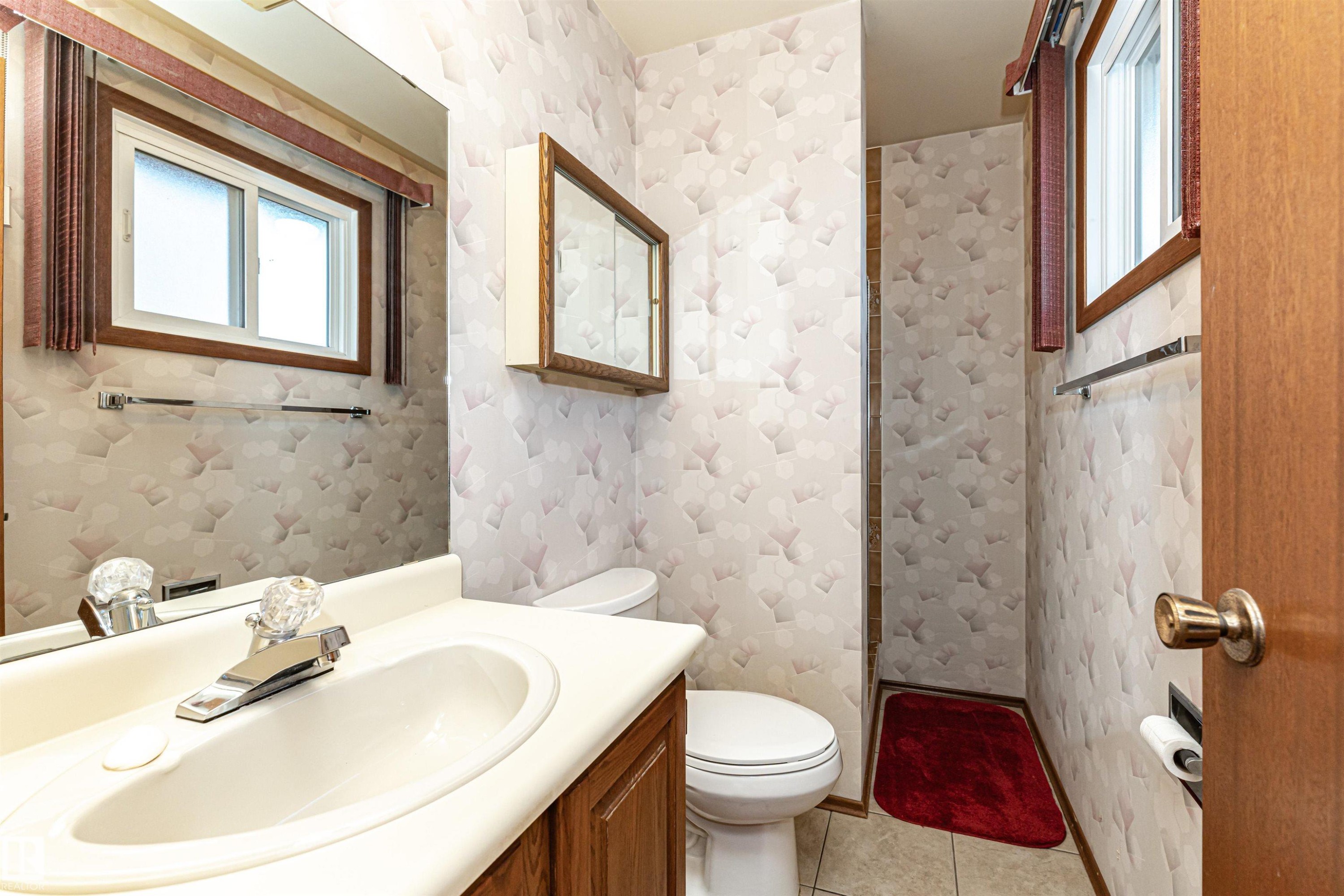 18408 55 Avenue, Edmonton, AB - Indoor Photo Showing Bathroom