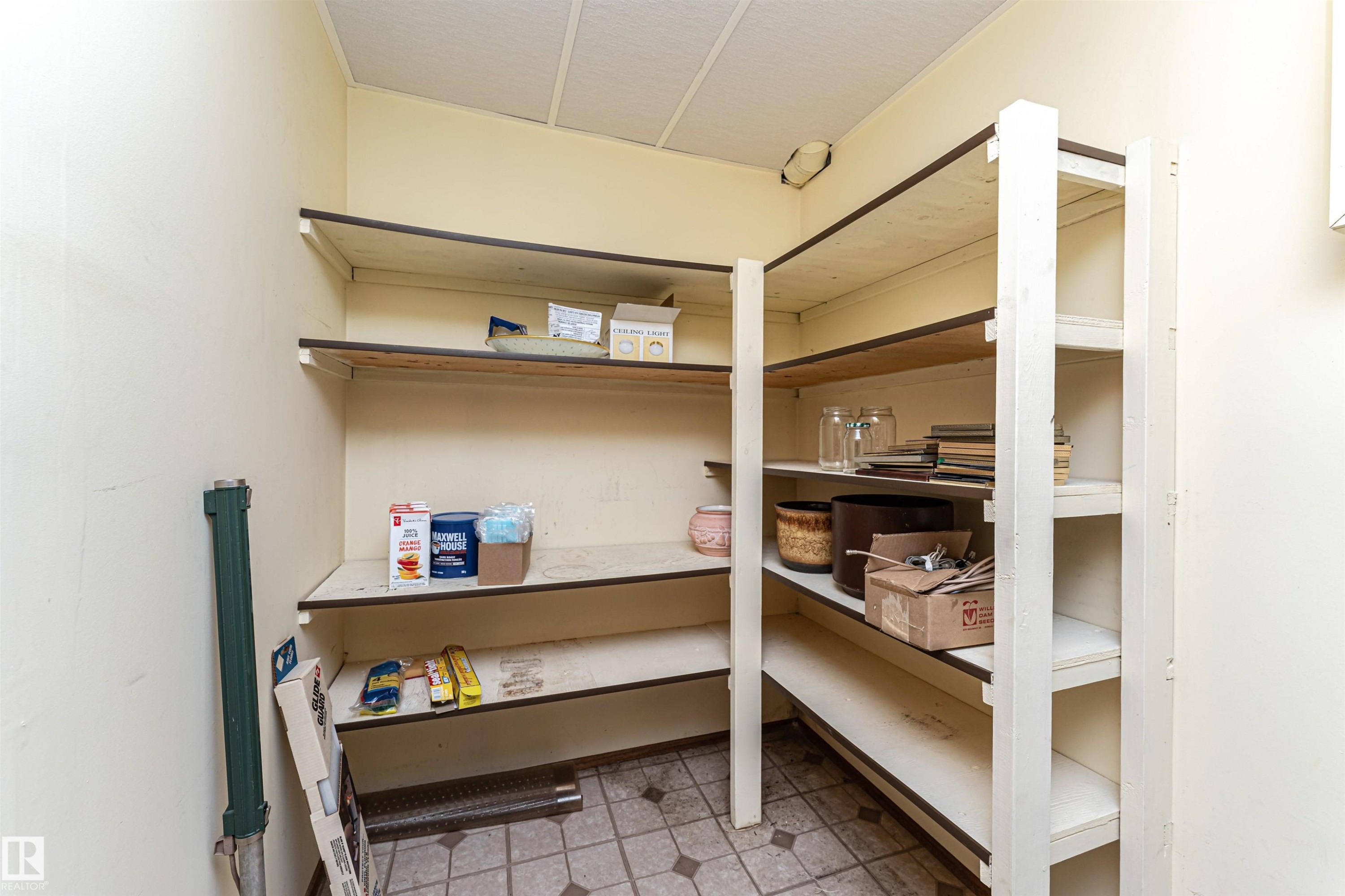 18408 55 Avenue, Edmonton, AB - Indoor With Storage