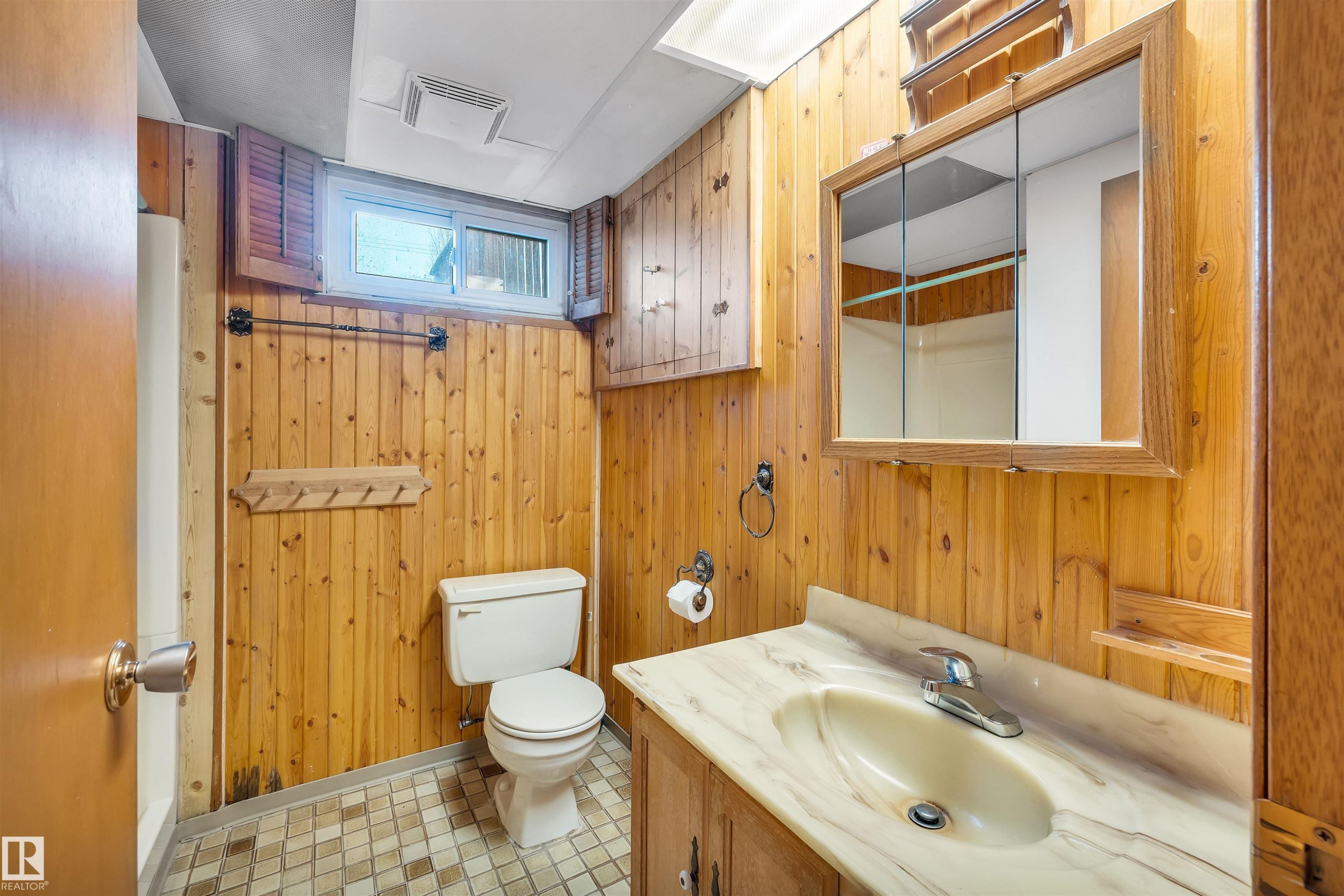 11231 41 Avenue Nw, Edmonton, AB - Indoor Photo Showing Bathroom