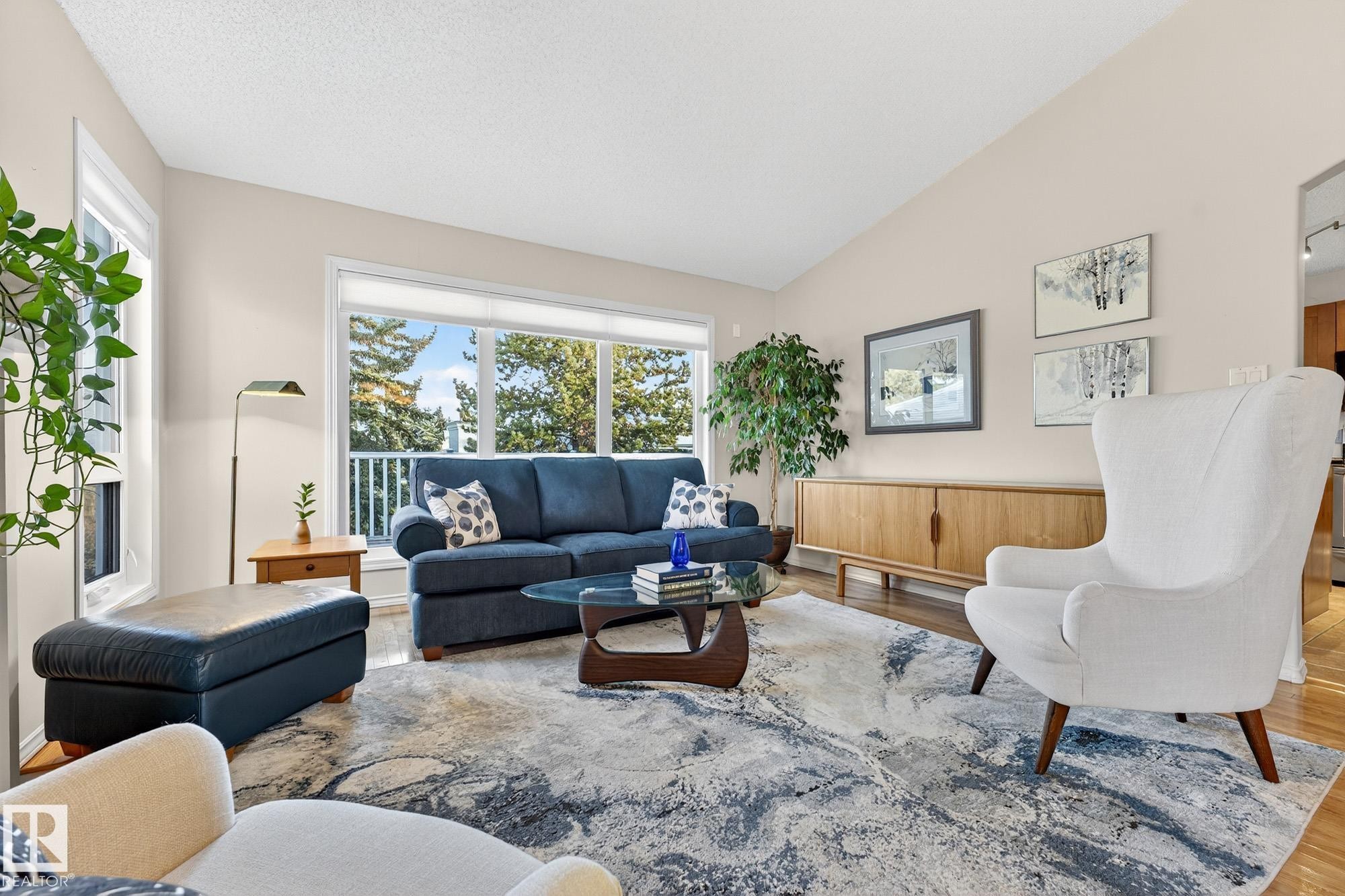 154 Oeming Road, Edmonton, AB - Indoor Photo Showing Living Room